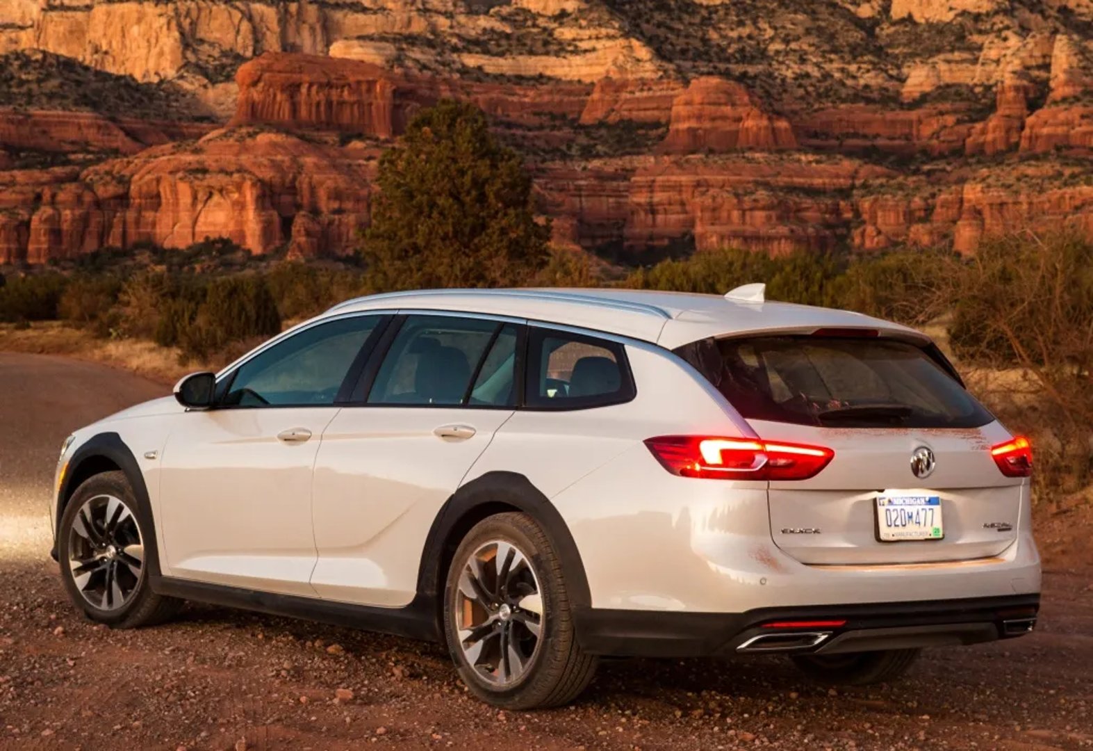 Buick_Regal_6_generation__Estate_5-door__5.jpg