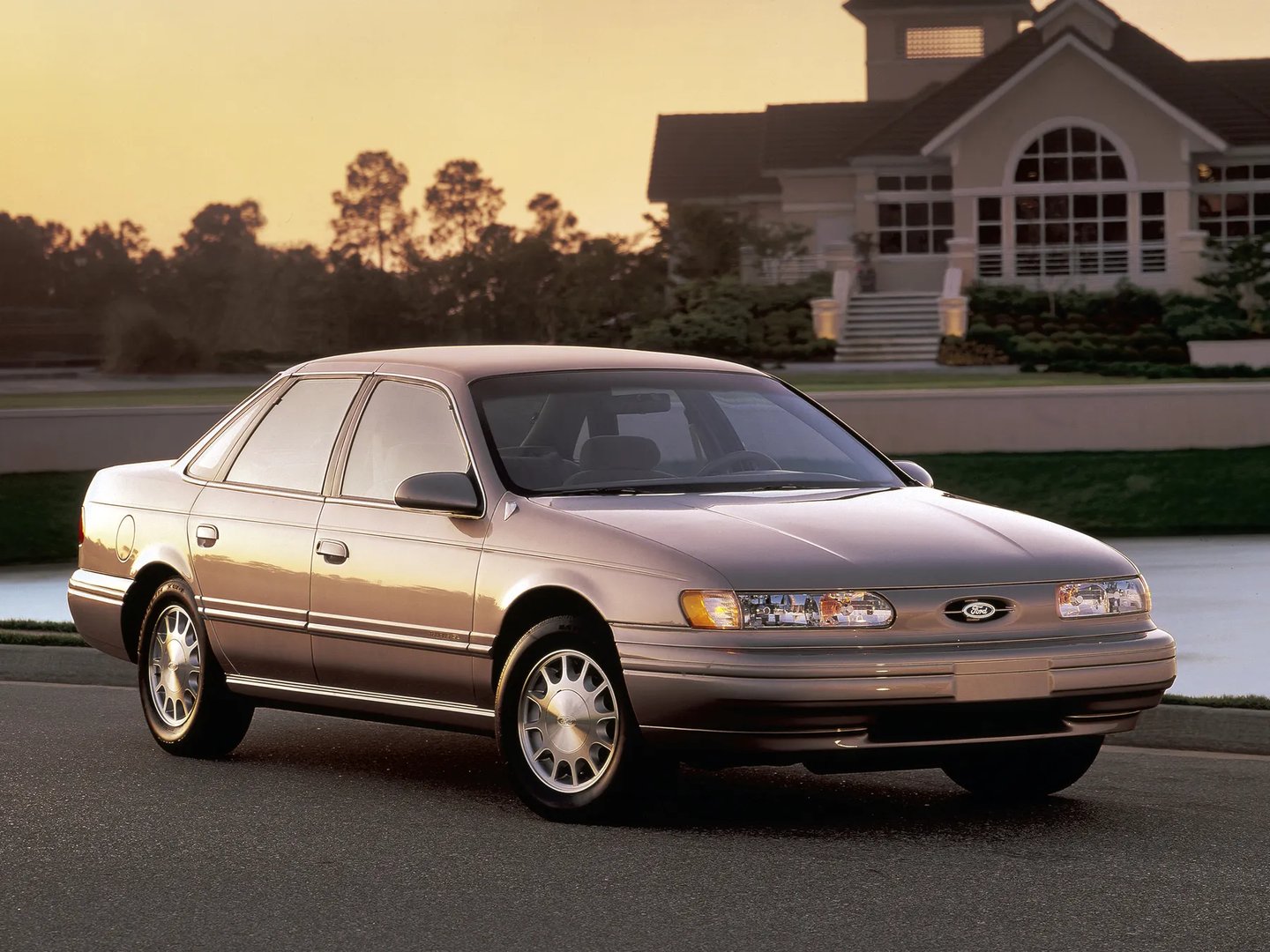 Ford_Taurus_2_generation__Sedan__3.jpg