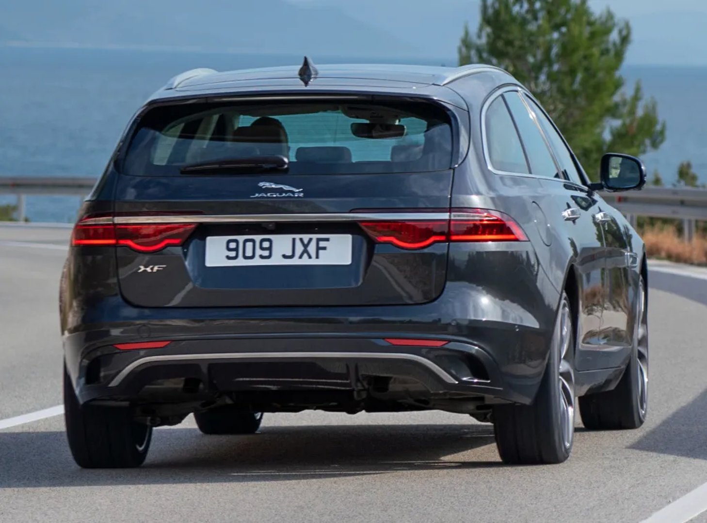 Jaguar_XF_2_generation_restyling__Estate_5-door__10.jpg