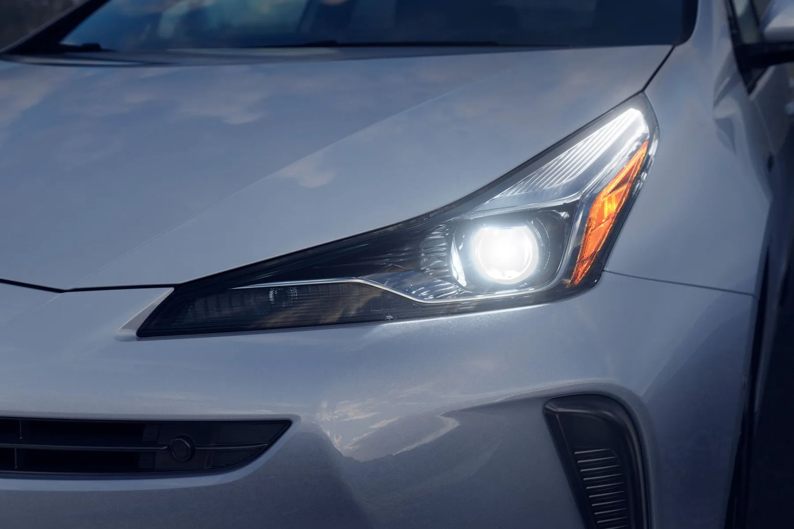 Toyota_Prius_4_generation_restyling__Liftback__11.jpg