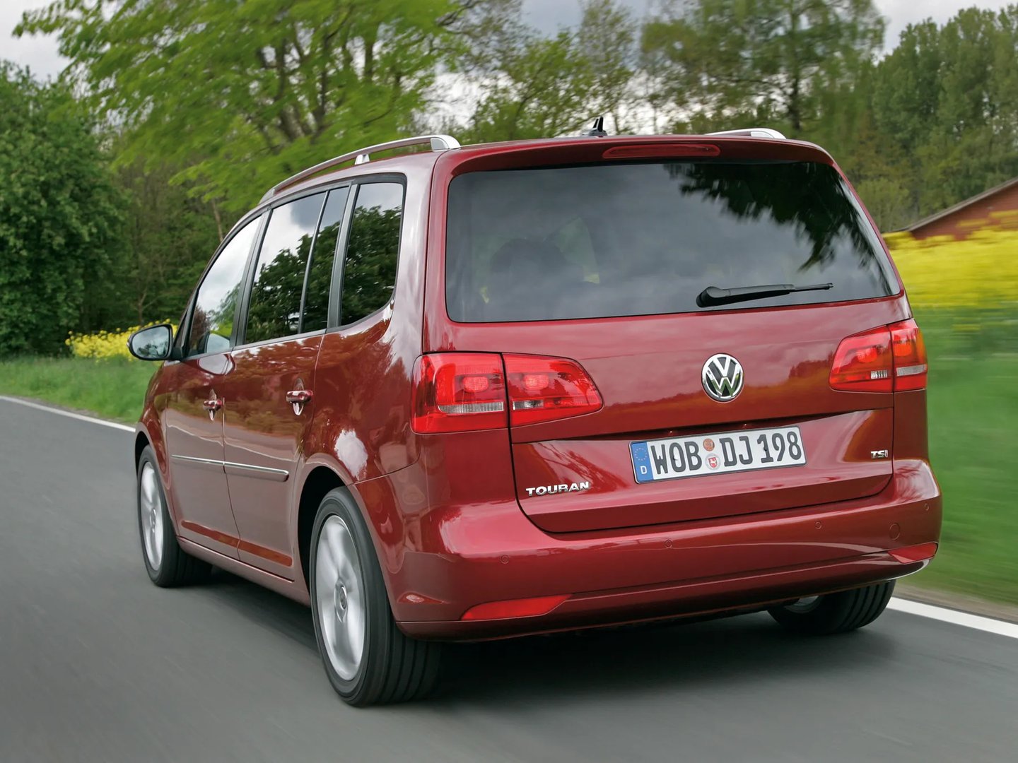 Volkswagen_Touran_2_generation__Compact_Van__6.jpg