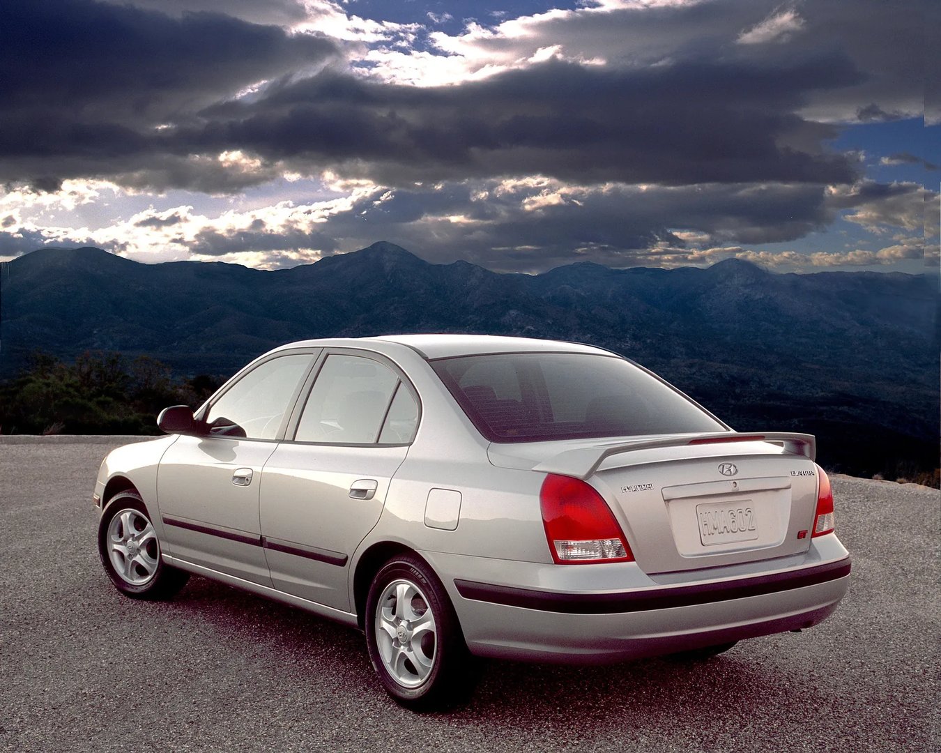 Hyundai_Elantra_3_generation__Sedan__3.jpg