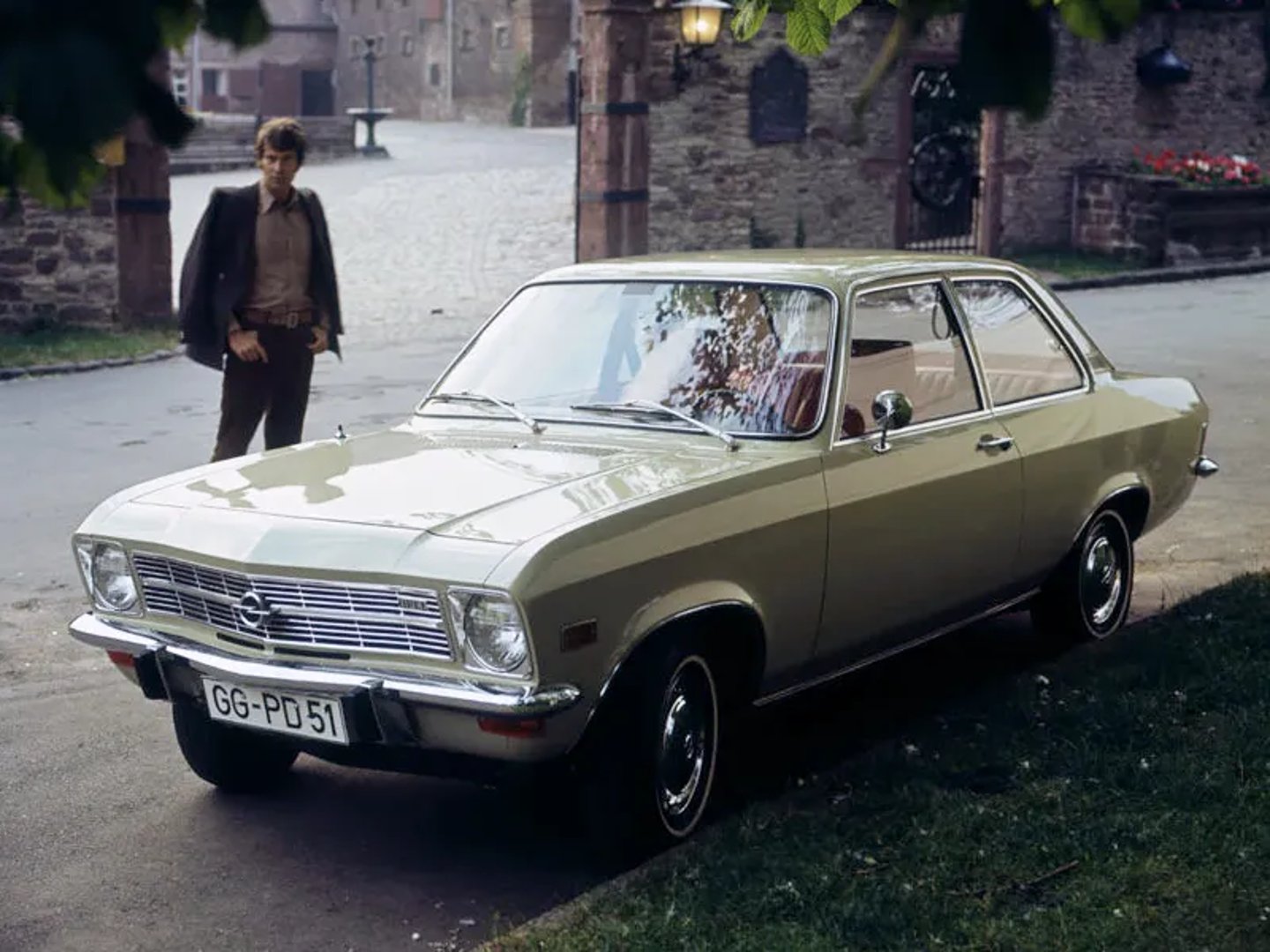 Opel_Ascona_1_generation__Sedan_2-doors__6.jpg