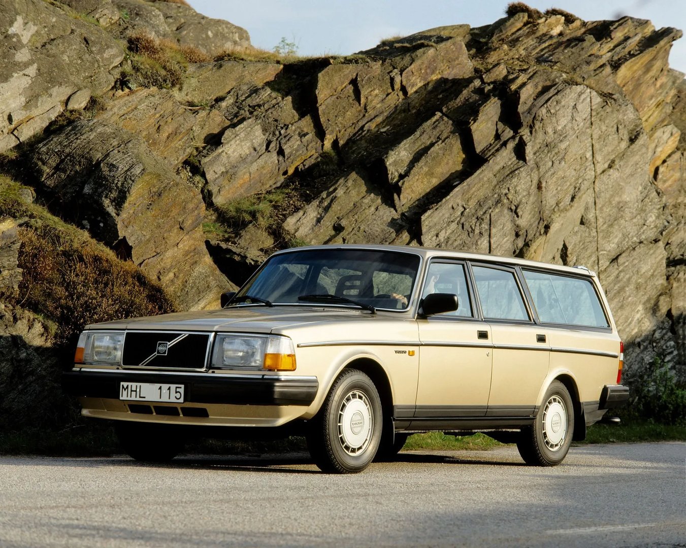Volvo_240_Series_1_generation__Estate_5-door__2.jpg