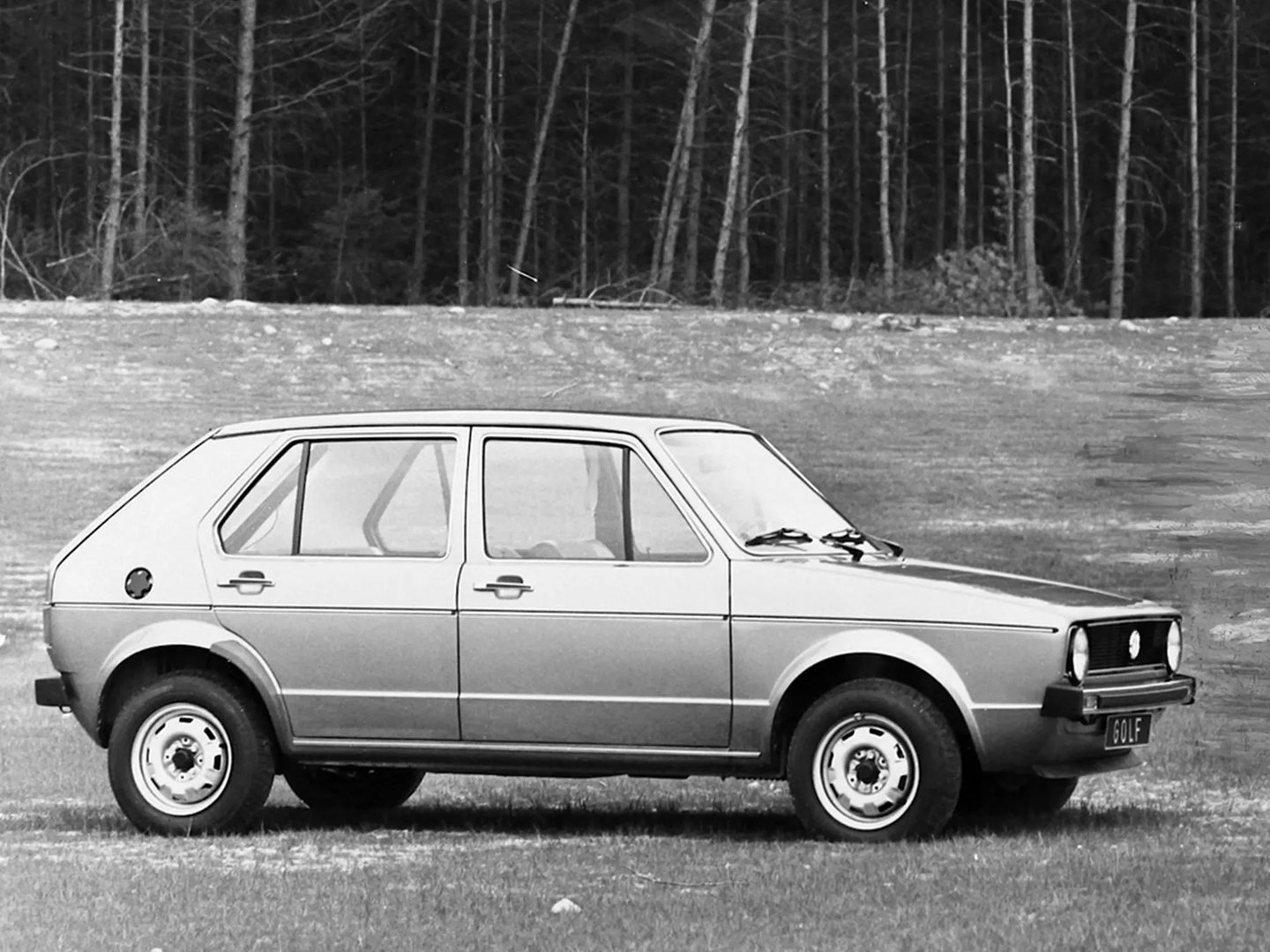 Volkswagen_Golf_1_generation__Hatchback_5-door__4.jpg