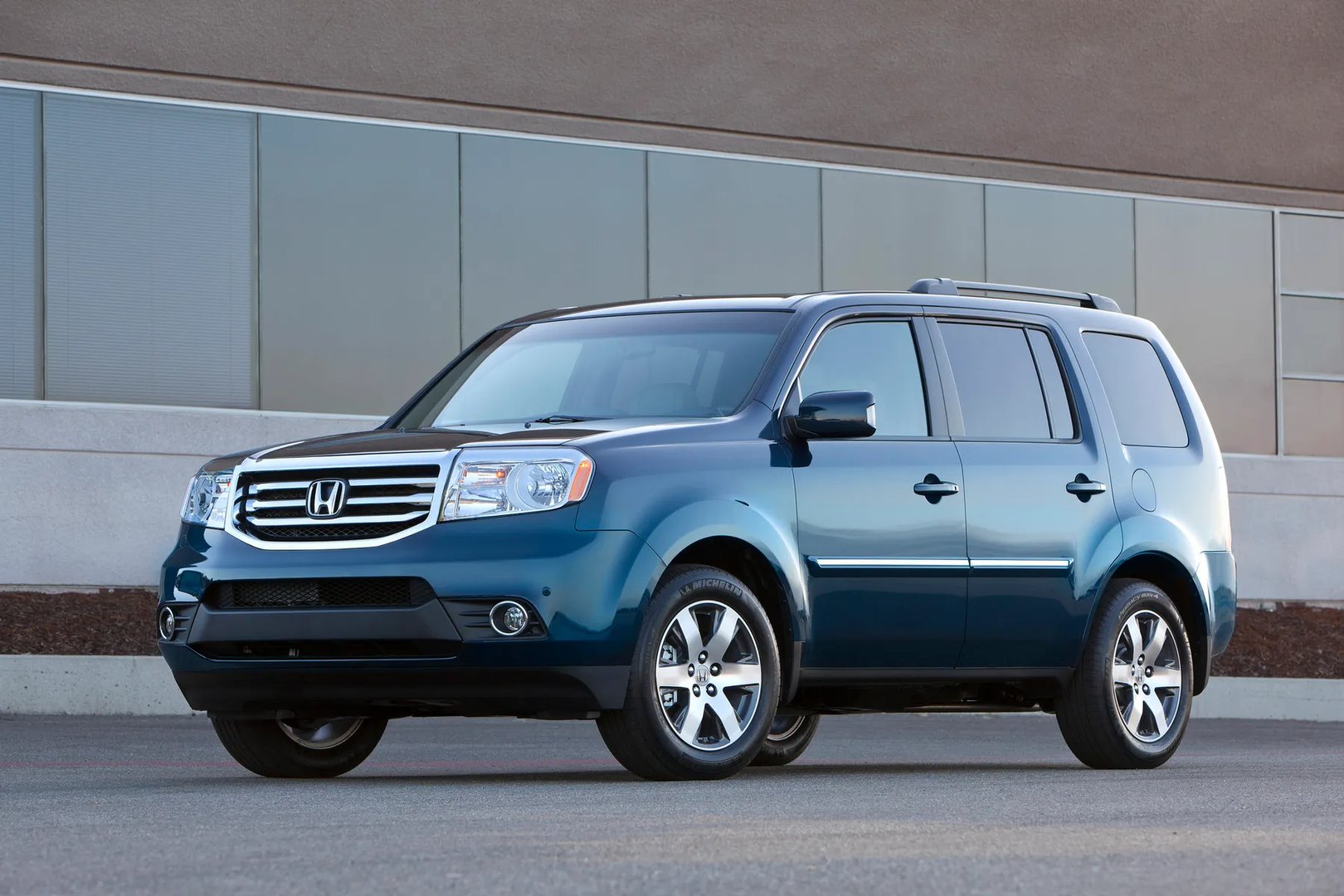 Honda_Pilot_2_generation_restyling__SUV_5-doors__8.jpg
