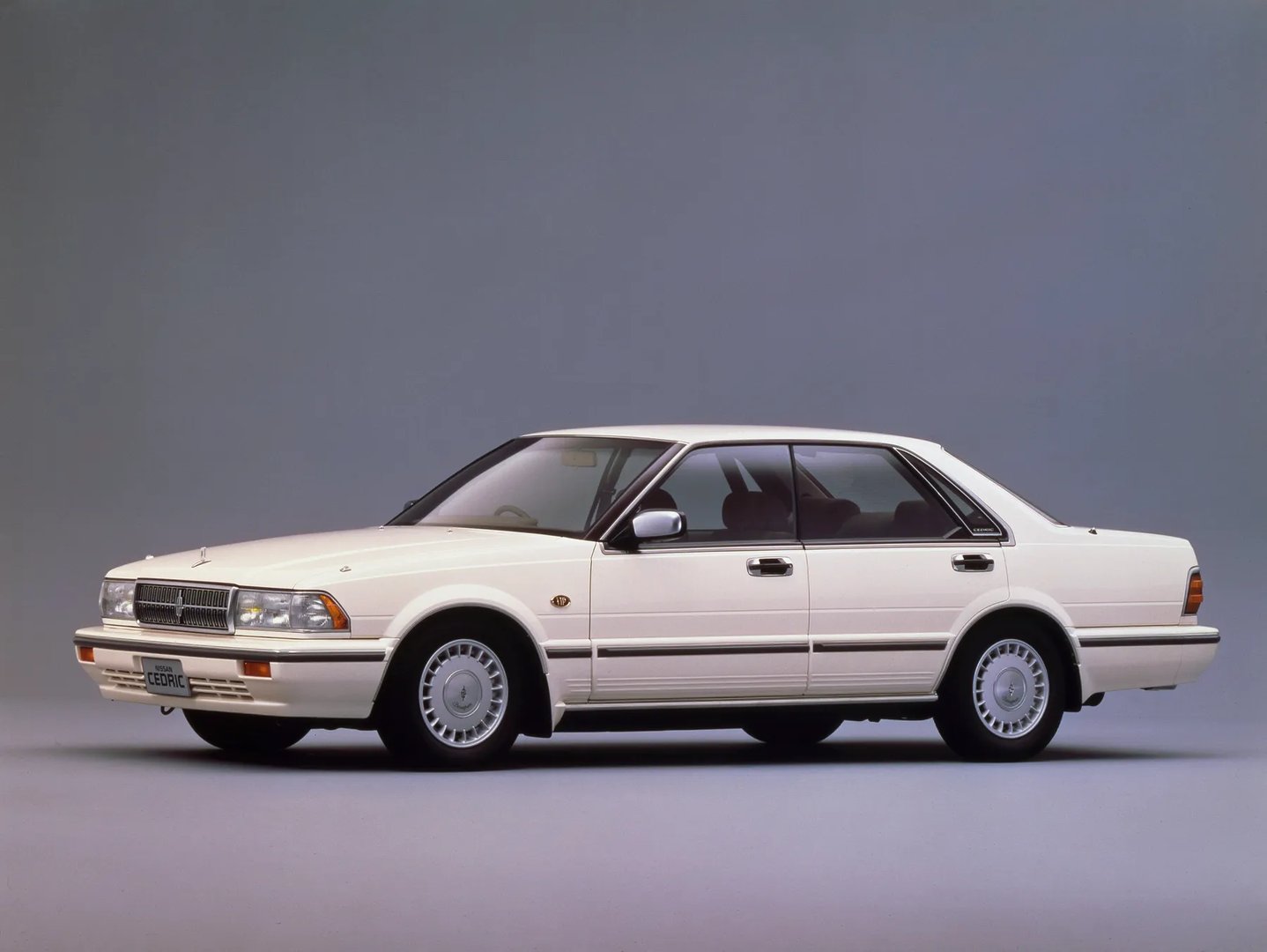 Nissan_Gloria_8_generation__Sedan__4.jpg