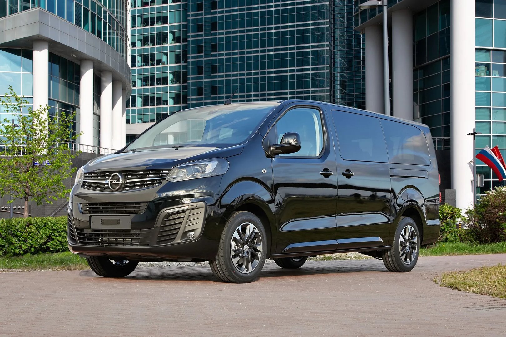 Opel_Zafira_Life_1_generation__Minivan_Long__10.jpg