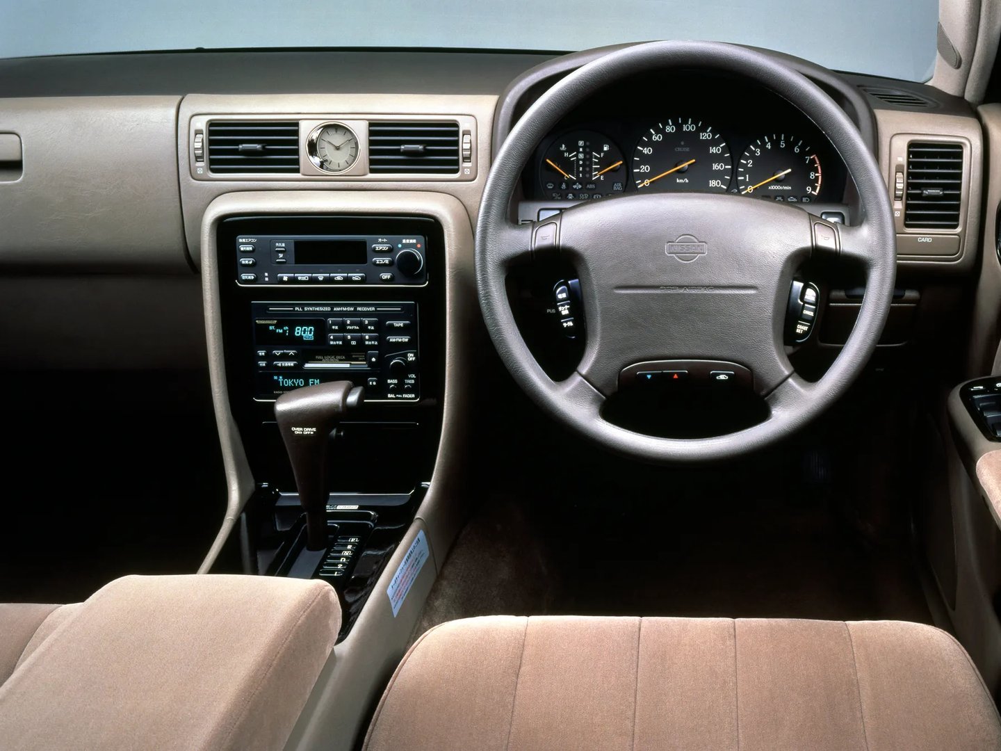 Nissan_Cedric_8_generation__Sedan__6.jpg