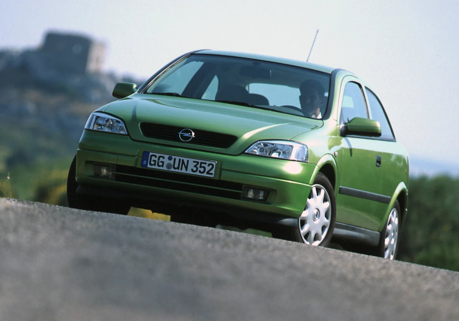 Opel_Astra_2_generation__Hatchback_3-door__2.jpg