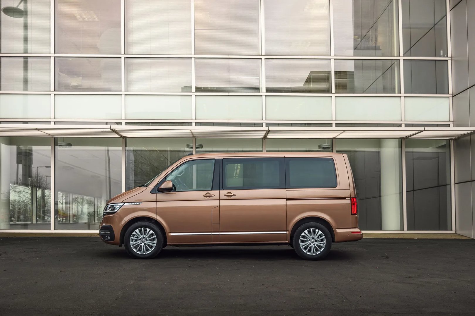 Volkswagen_Caravelle_6_generation_restyling__Minivan__7.jpg