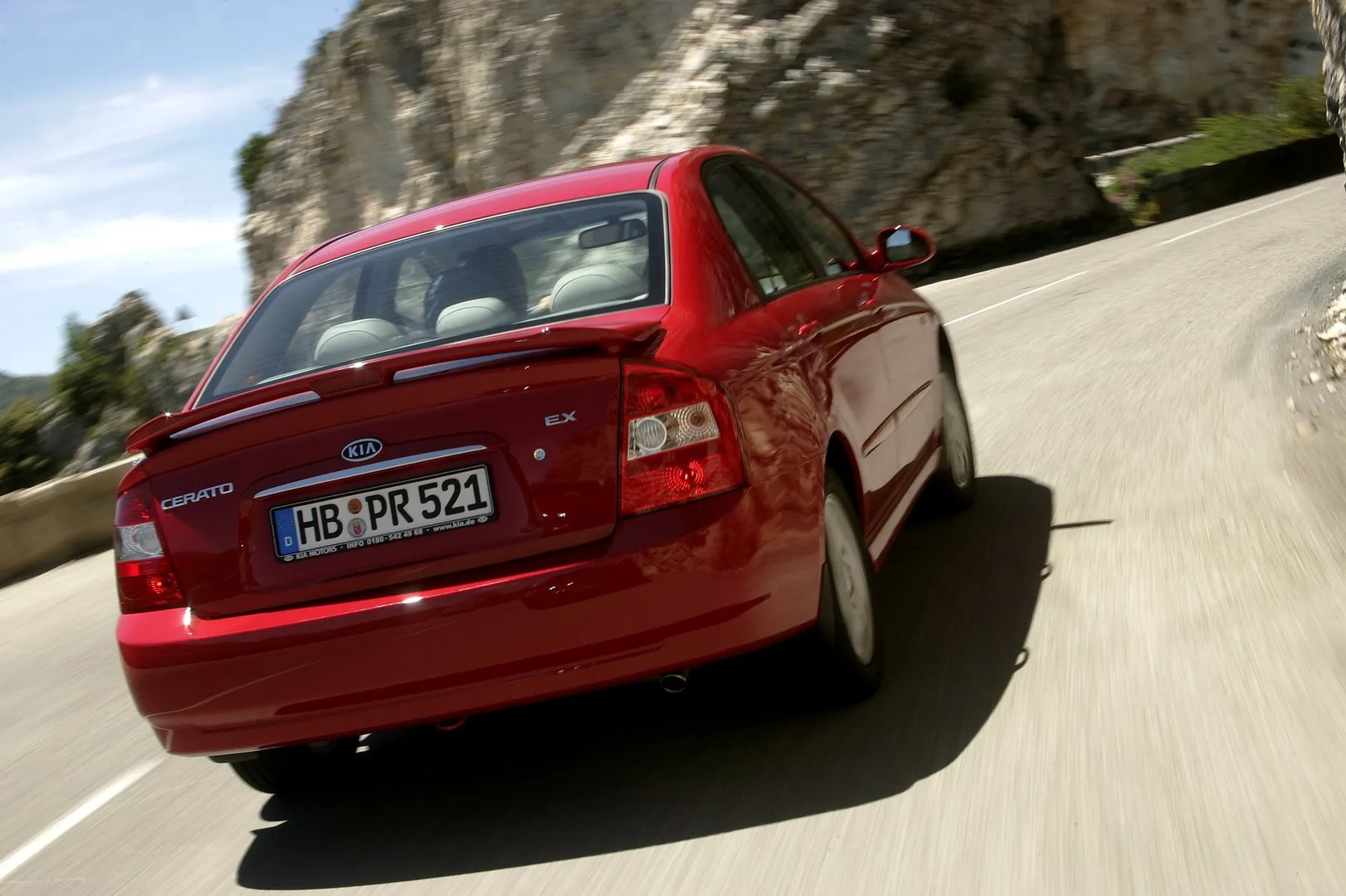Kia_Cerato_1_generation__Sedan__2.jpg