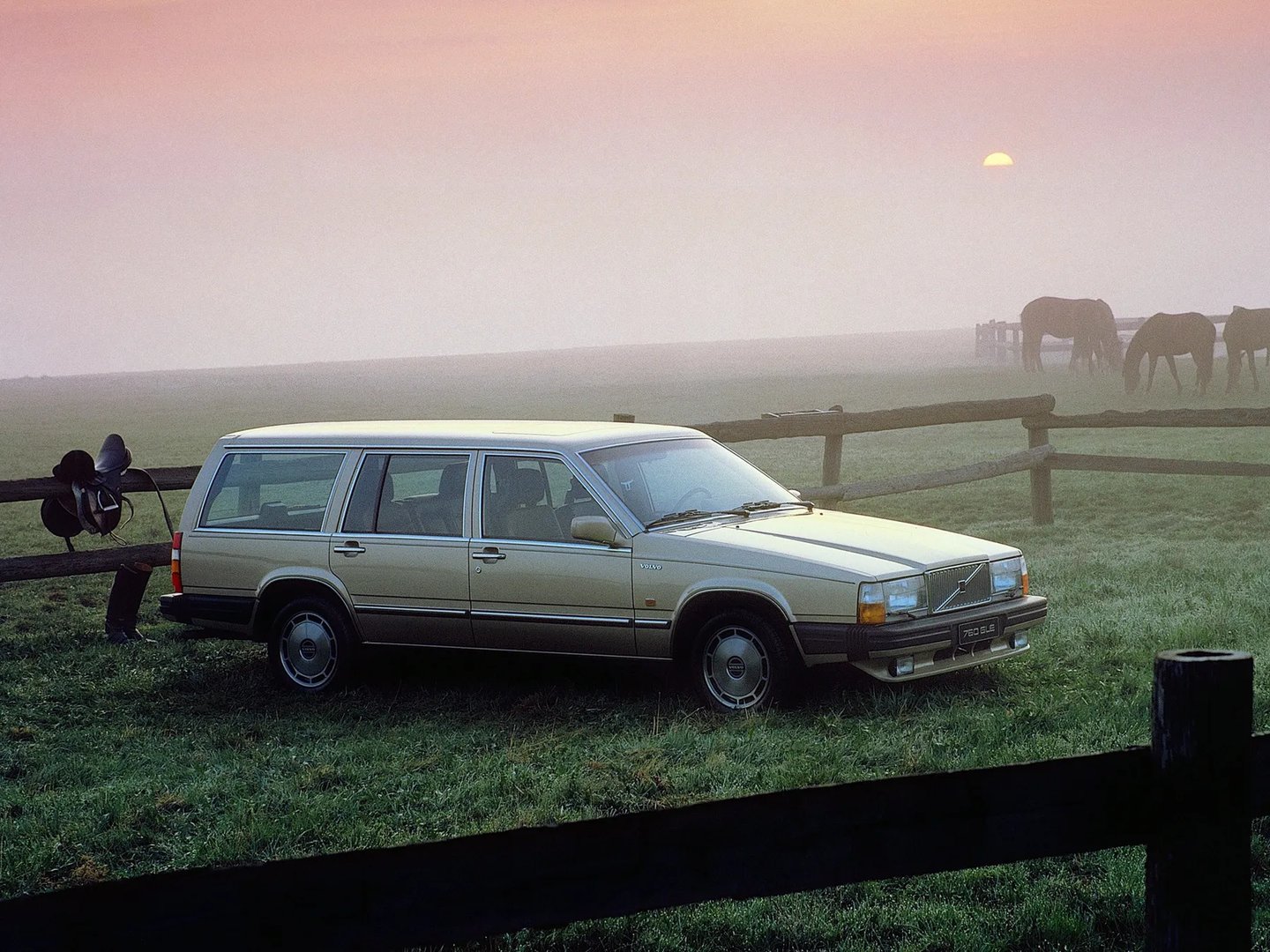 Volvo_760_1_generation__Estate_5-door__3.jpg