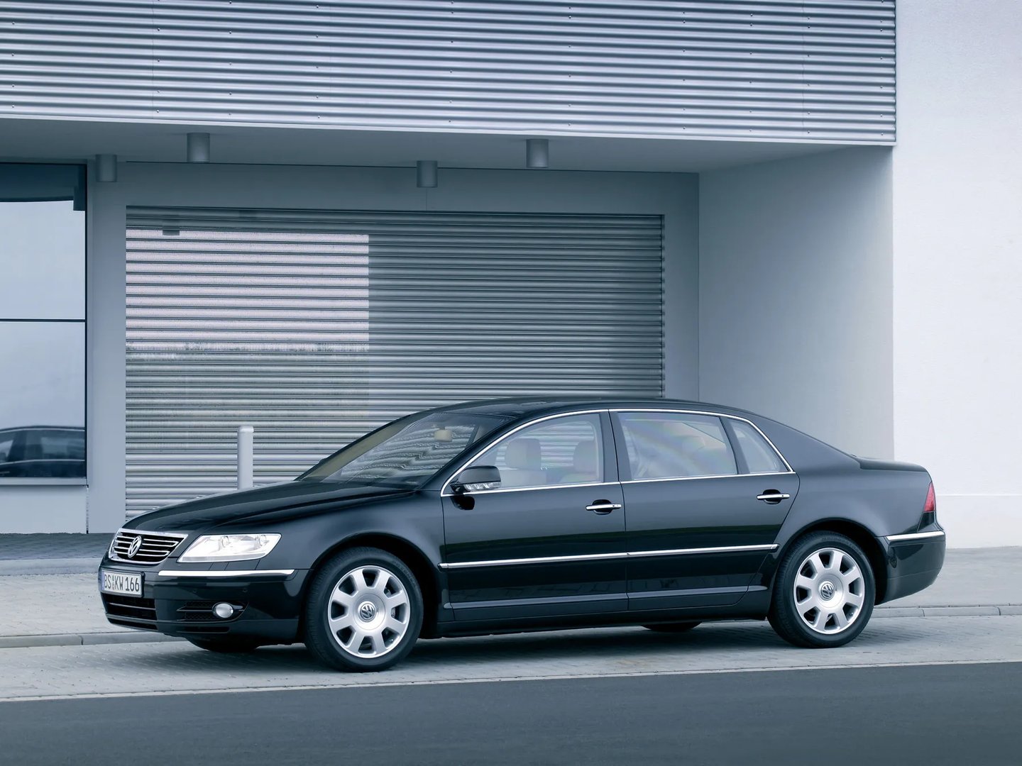 Volkswagen_Phaeton_1_generation__Sedan_Long__1.jpg