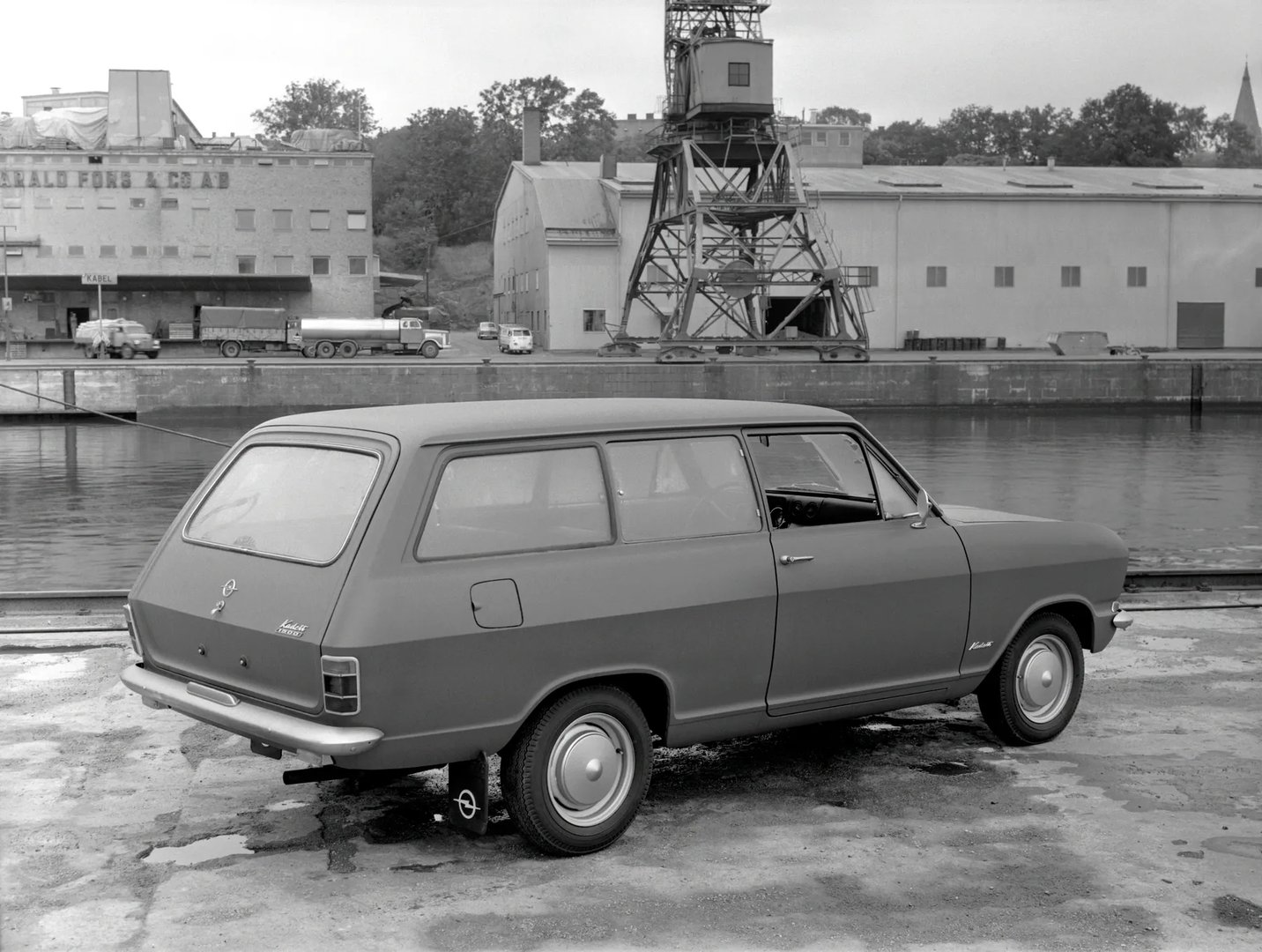 Opel_Kadett_2_generation__Estate_3-door__13.jpg