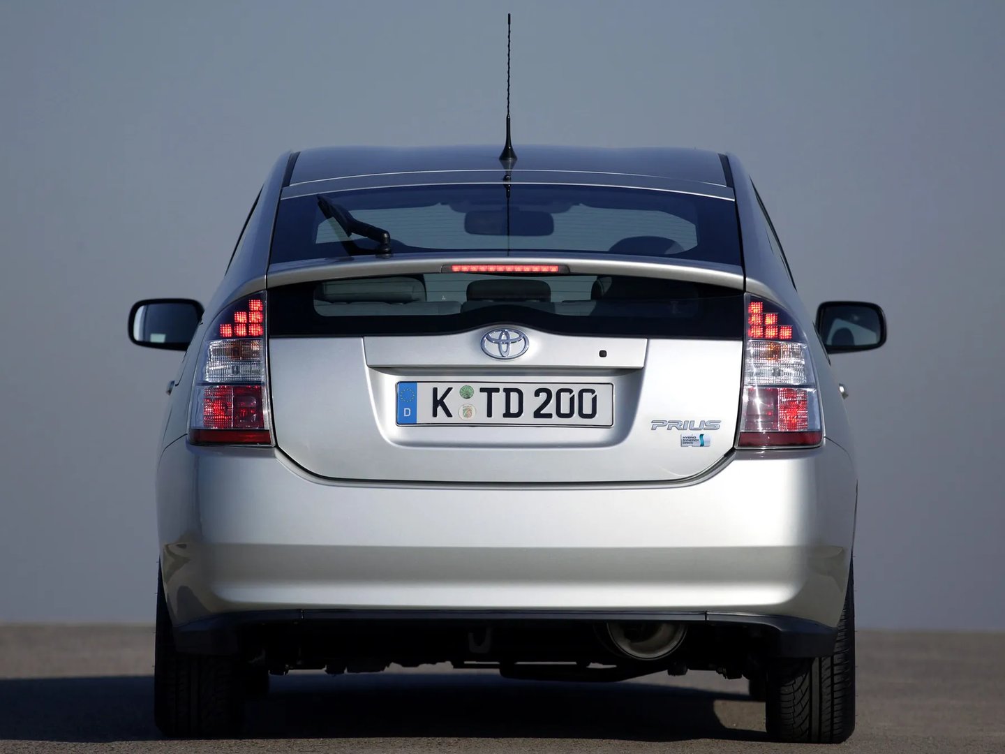 Toyota_Prius_2_generation_restyling__Liftback__11.jpg