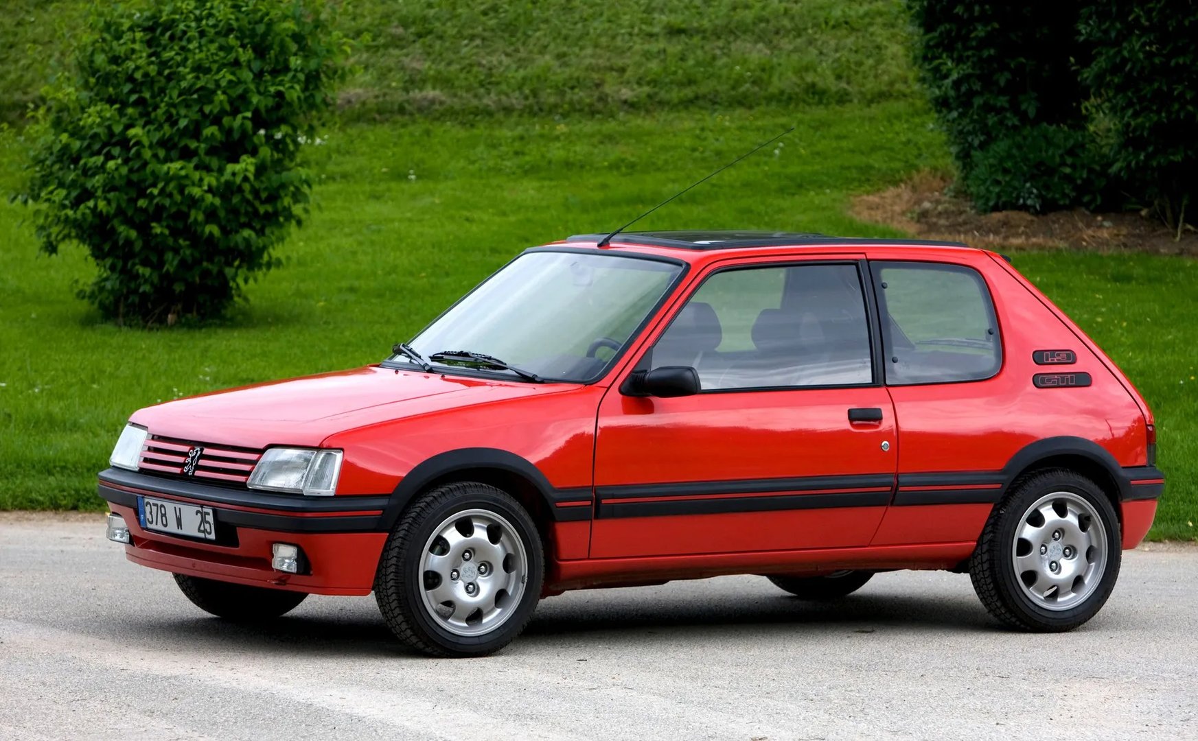 Peugeot_205_GTi_1_generation__Hatchback_3-door__10.jpg