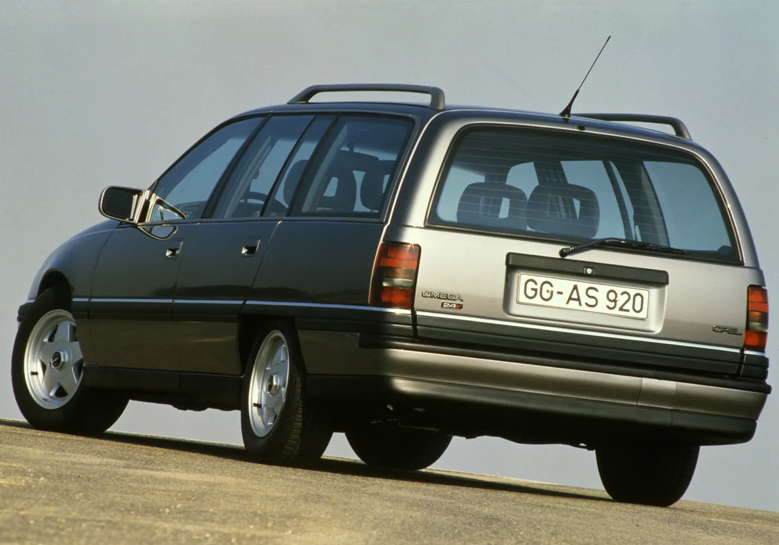 Opel_Omega_1_generation__Estate_5-door__8.jpg