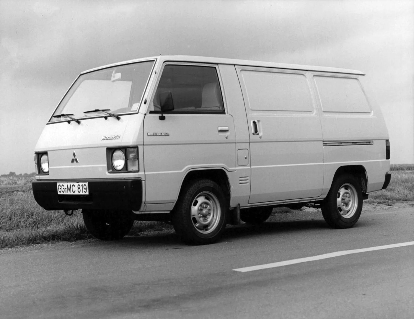 Mitsubishi_L300_1_generation__Van__1.jpg