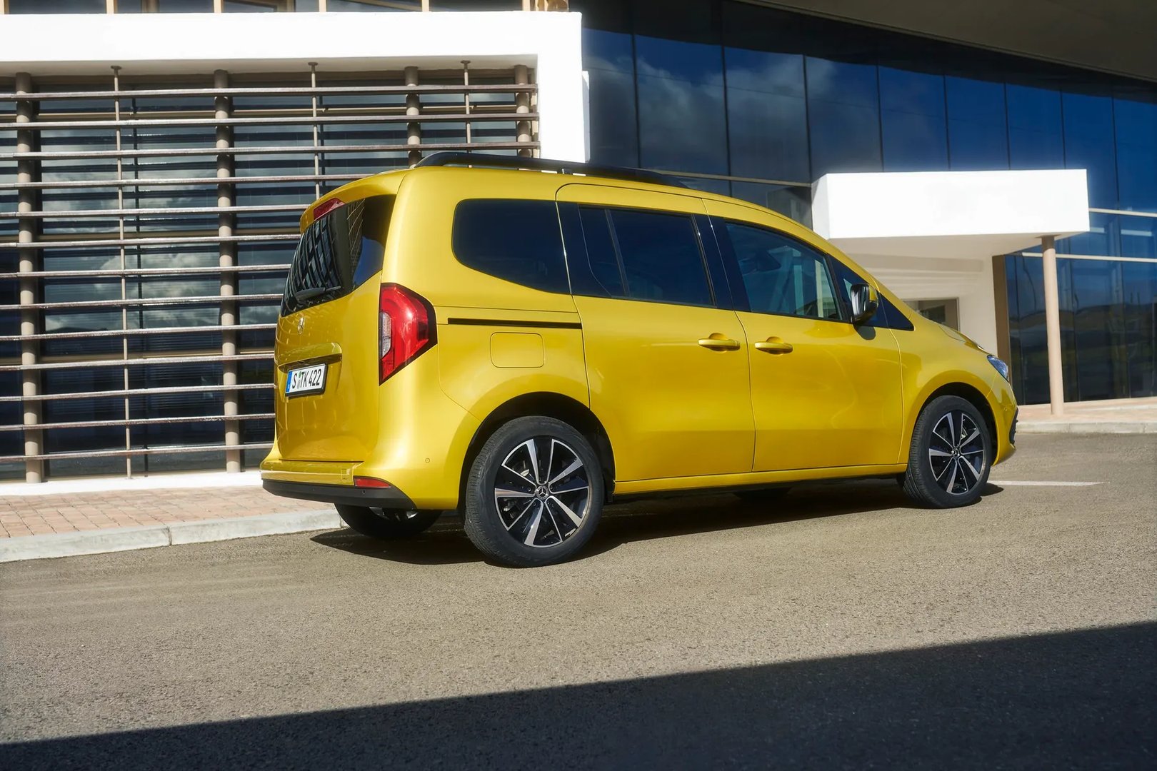 Mercedes_T-Class_1_generation__Compact_Van__2.jpg