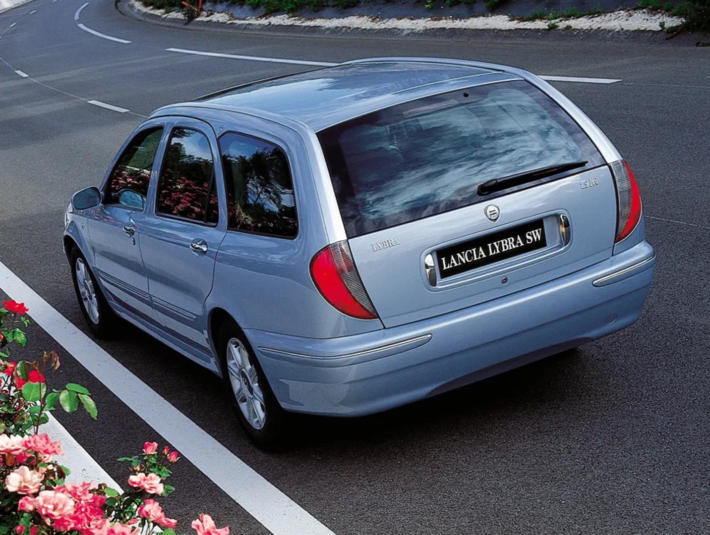 Lancia_Lybra_1_generation__Estate_5-door__9.jpg
