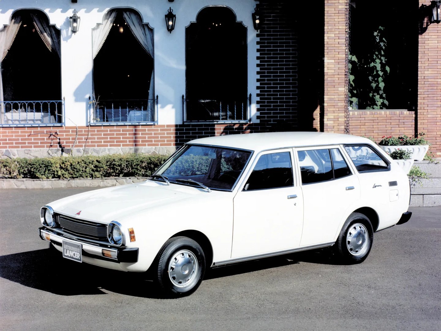 Mitsubishi_Lancer_2_generation__Estate_5-door__2.jpg