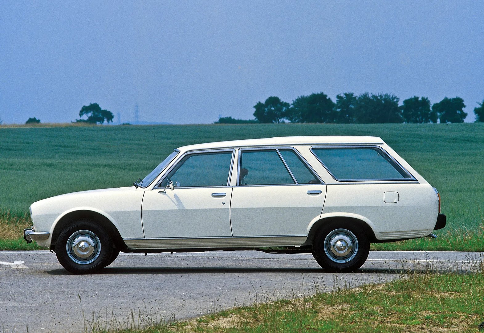 Peugeot_504_1_generation__Estate_5-door__3.jpg