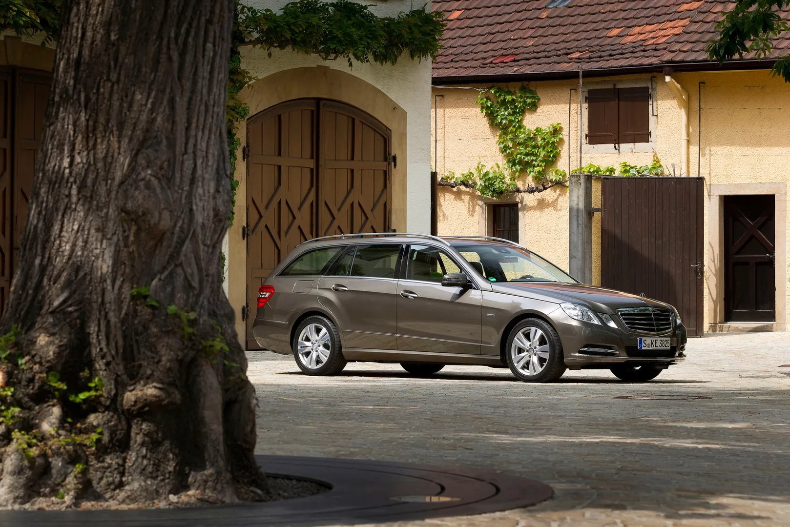Mercedes_E-Class_4_generation__Estate_5-door__8.jpg