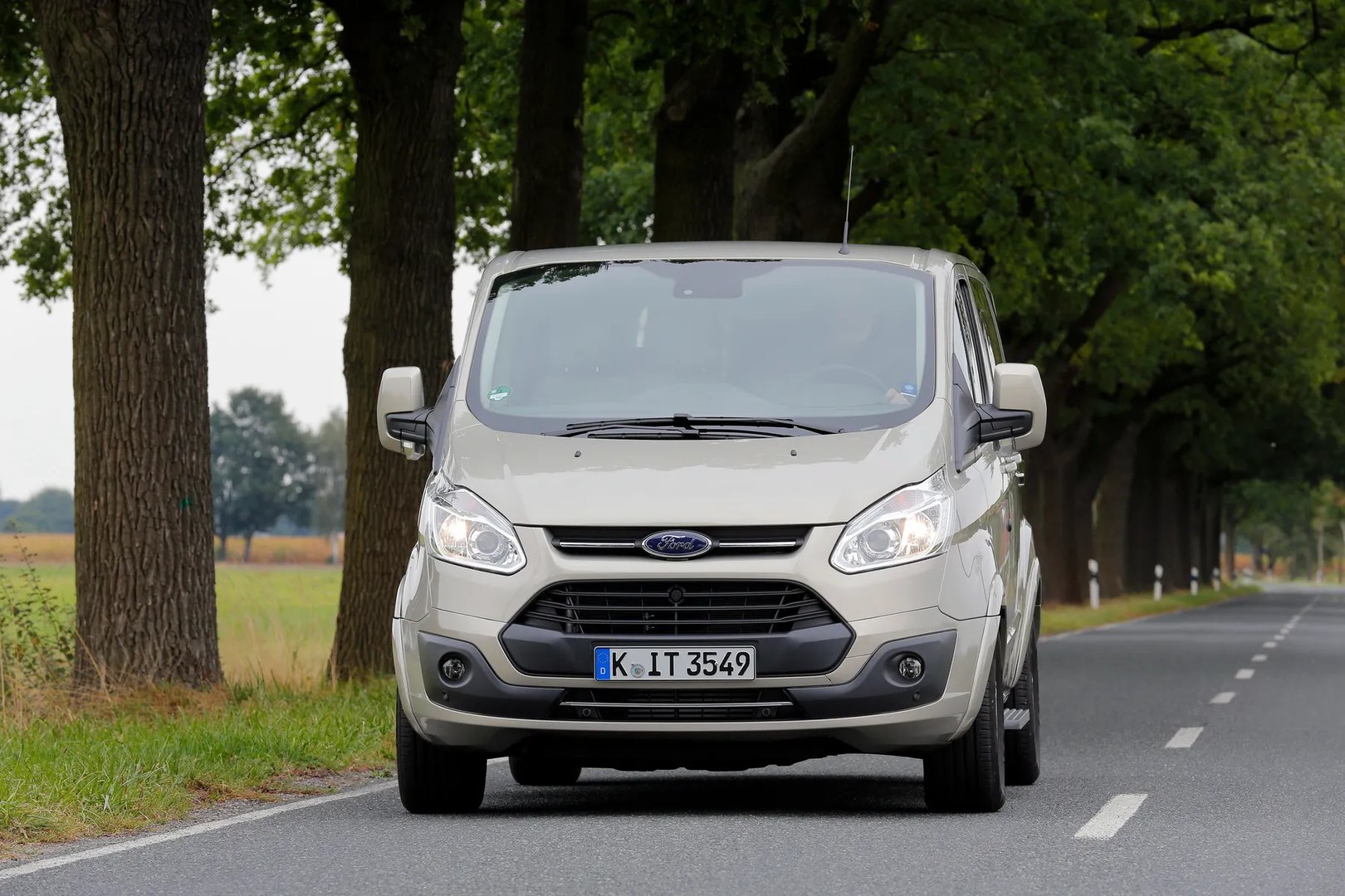 Ford_Tourneo_Custom_1_generation__Minivan__6.jpg