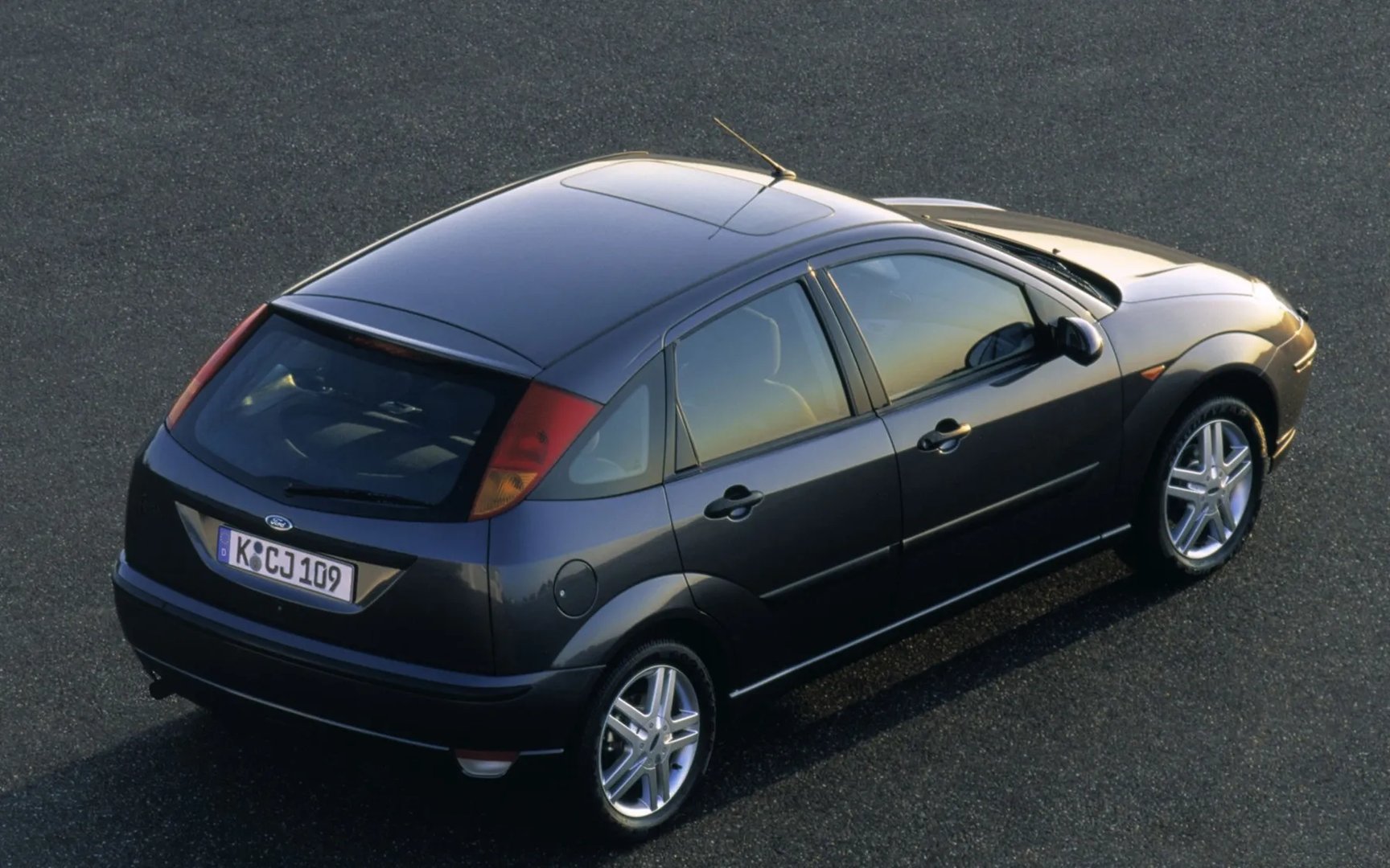 Ford_Focus_1_generation_restyling__Hatchback_5-door__2.jpg
