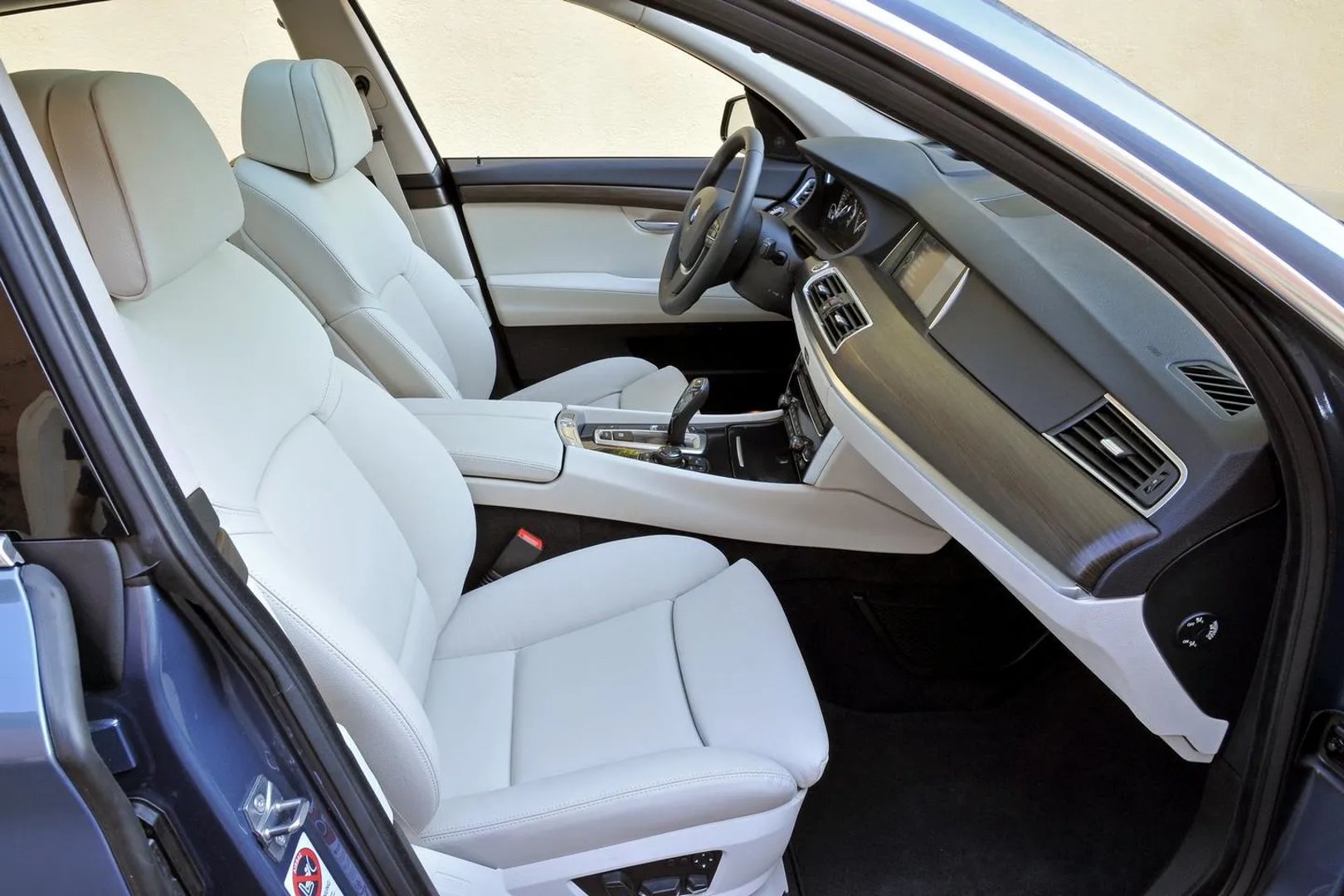 BMW_5_series_6_generation__Liftback__8.jpg