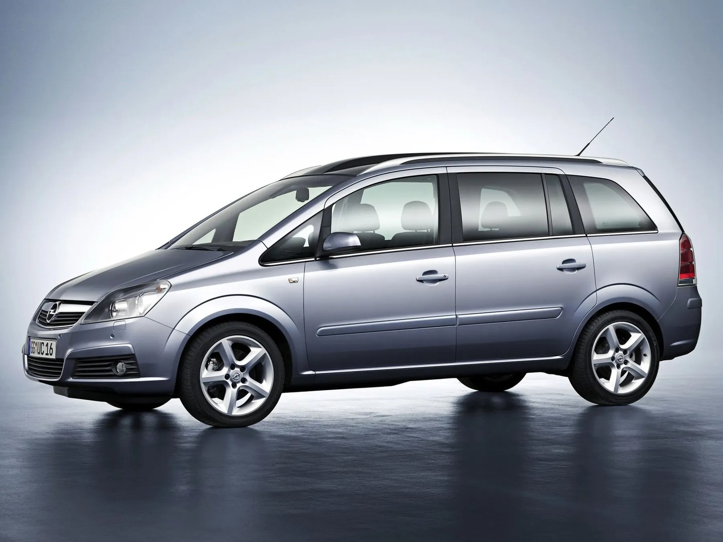 Opel_Zafira_2_generation__Compact_Van__9.jpg
