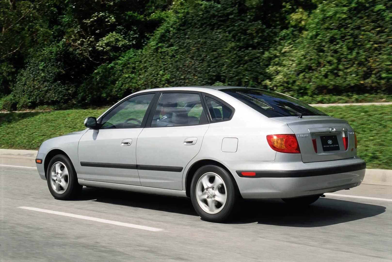 Hyundai_Elantra_3_generation__Hatchback_5-door__8.jpg