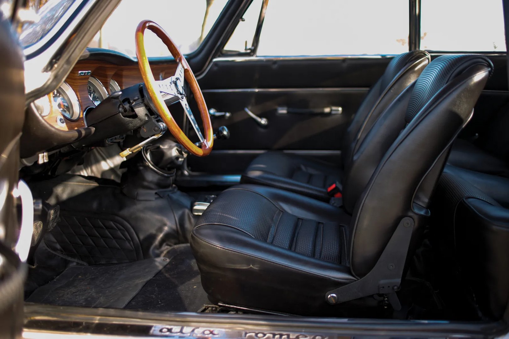 Alfa Romeo_GTA_Coupe_1_generation__Coupe__12.jpg