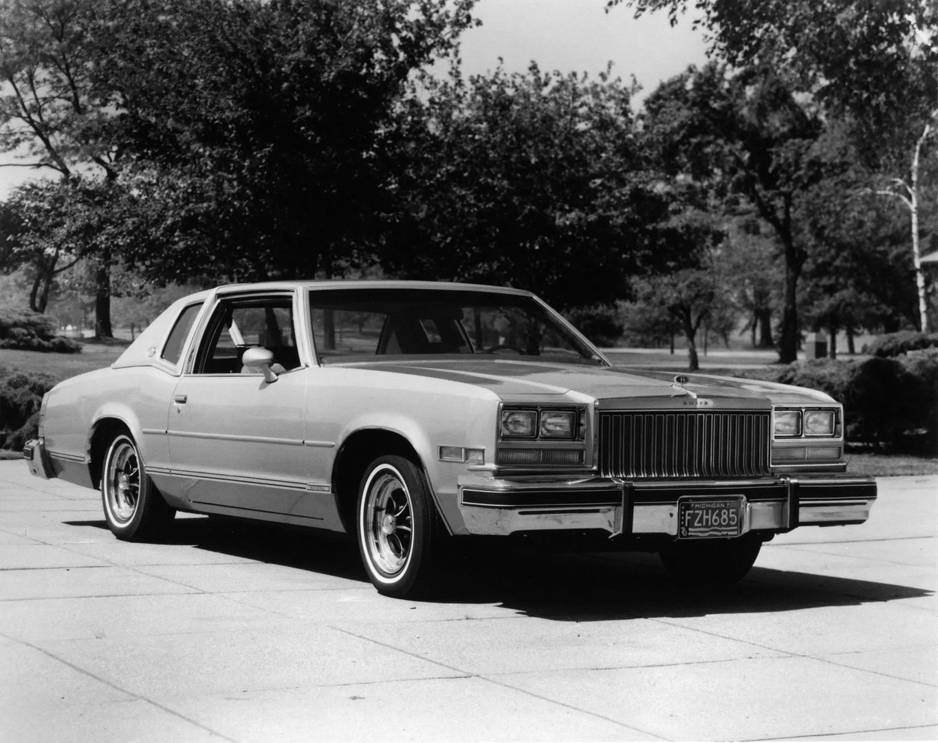 Buick_Riviera_5_generation__Coupe__2.jpg