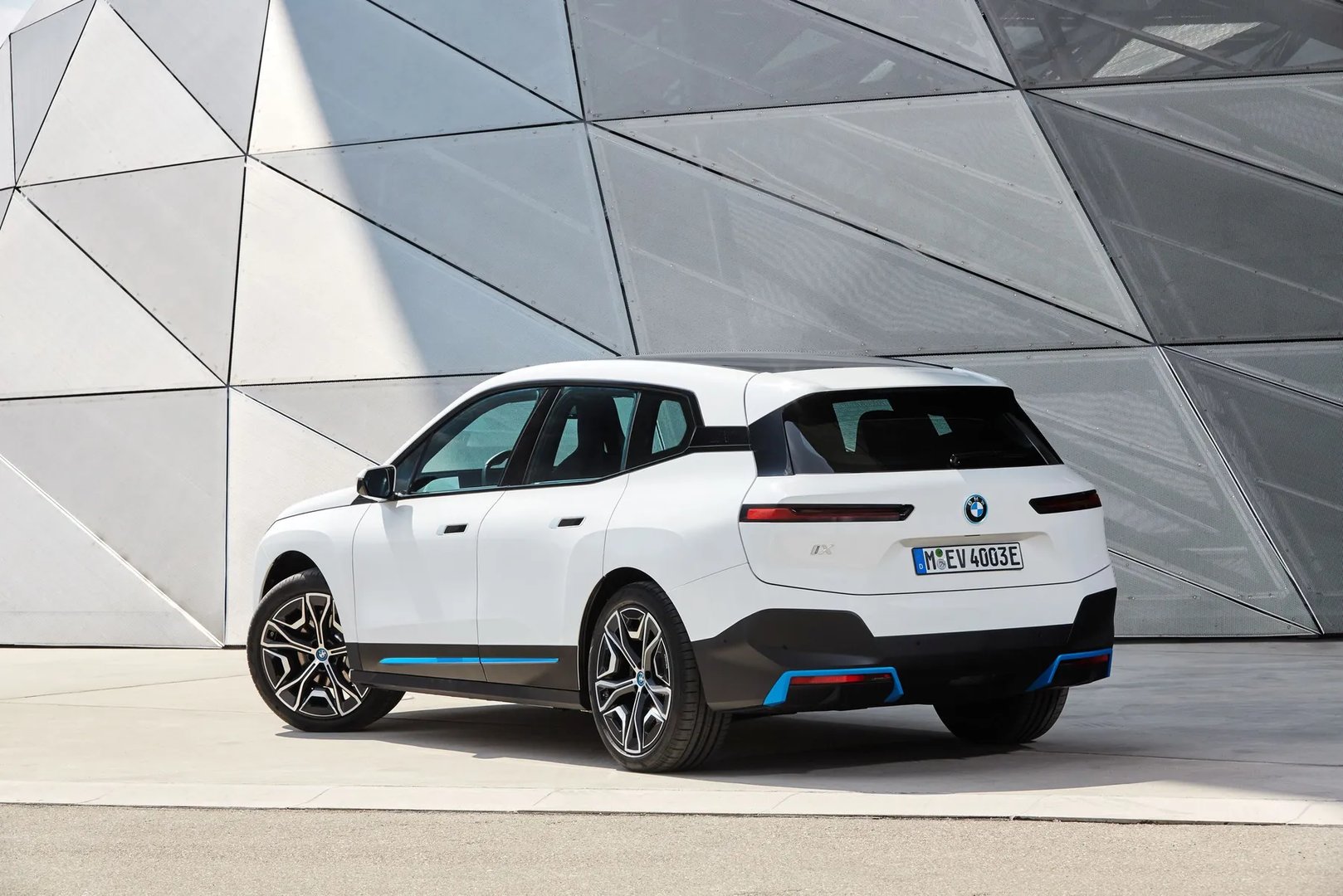 BMW_iX_1_generation__SUV_5-doors__3.jpg