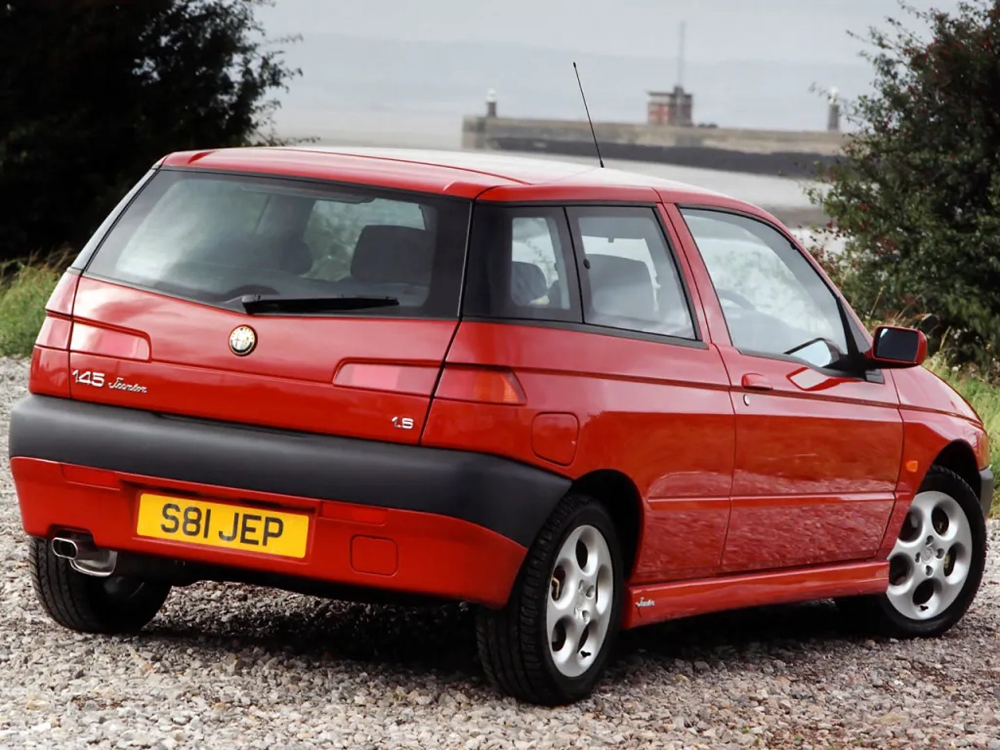 Alfa Romeo_145_1_generation__Hatchback_3-door__4.jpg