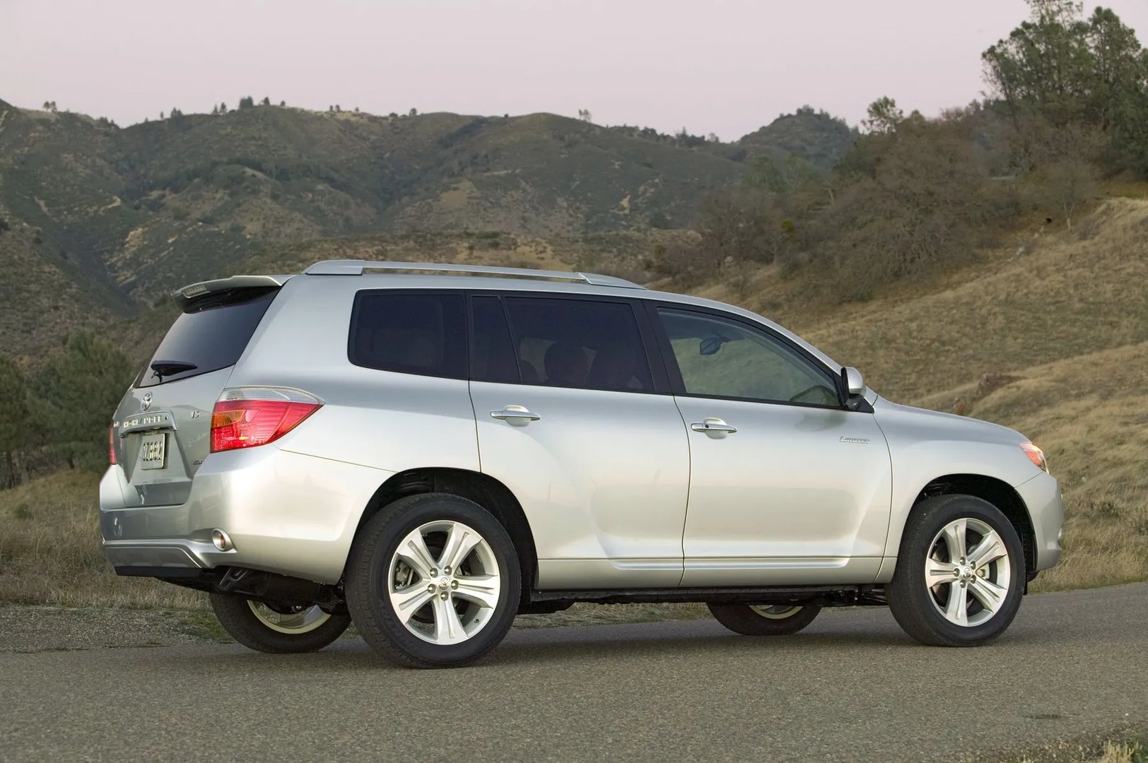 Toyota_Highlander_2_generation__SUV_5-doors__3.jpg