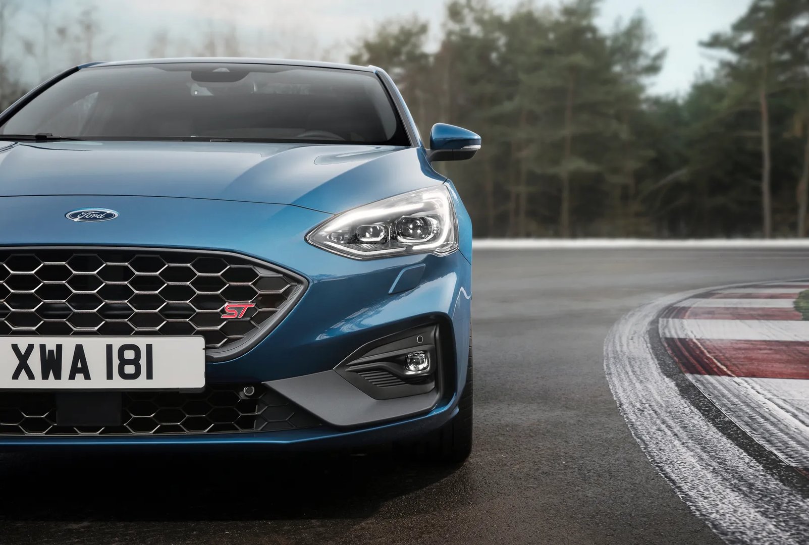 Ford_Focus_ST_4_generation__Hatchback_5-door__13.jpg