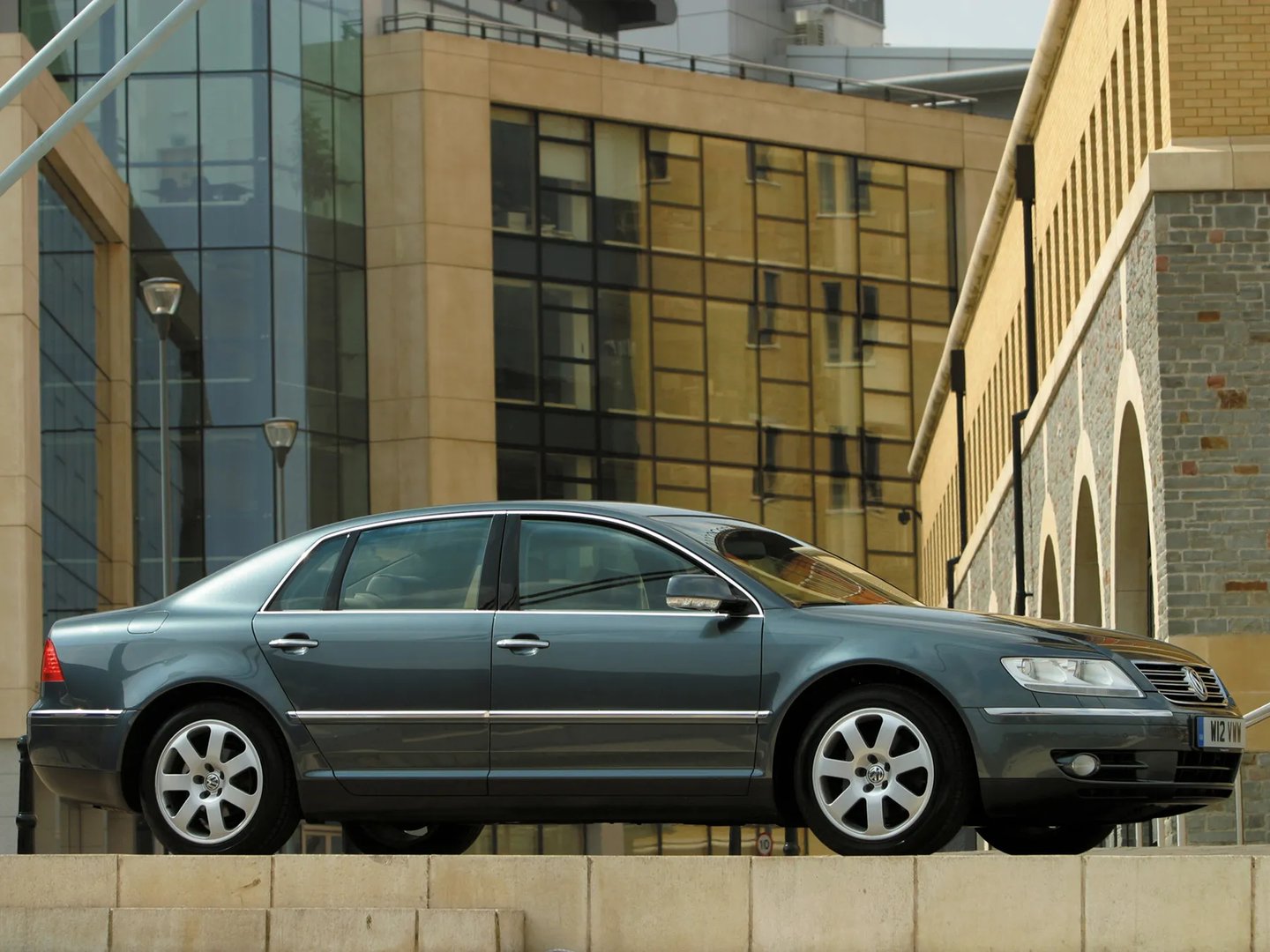 Volkswagen_Phaeton_1_generation__Sedan__5.jpg