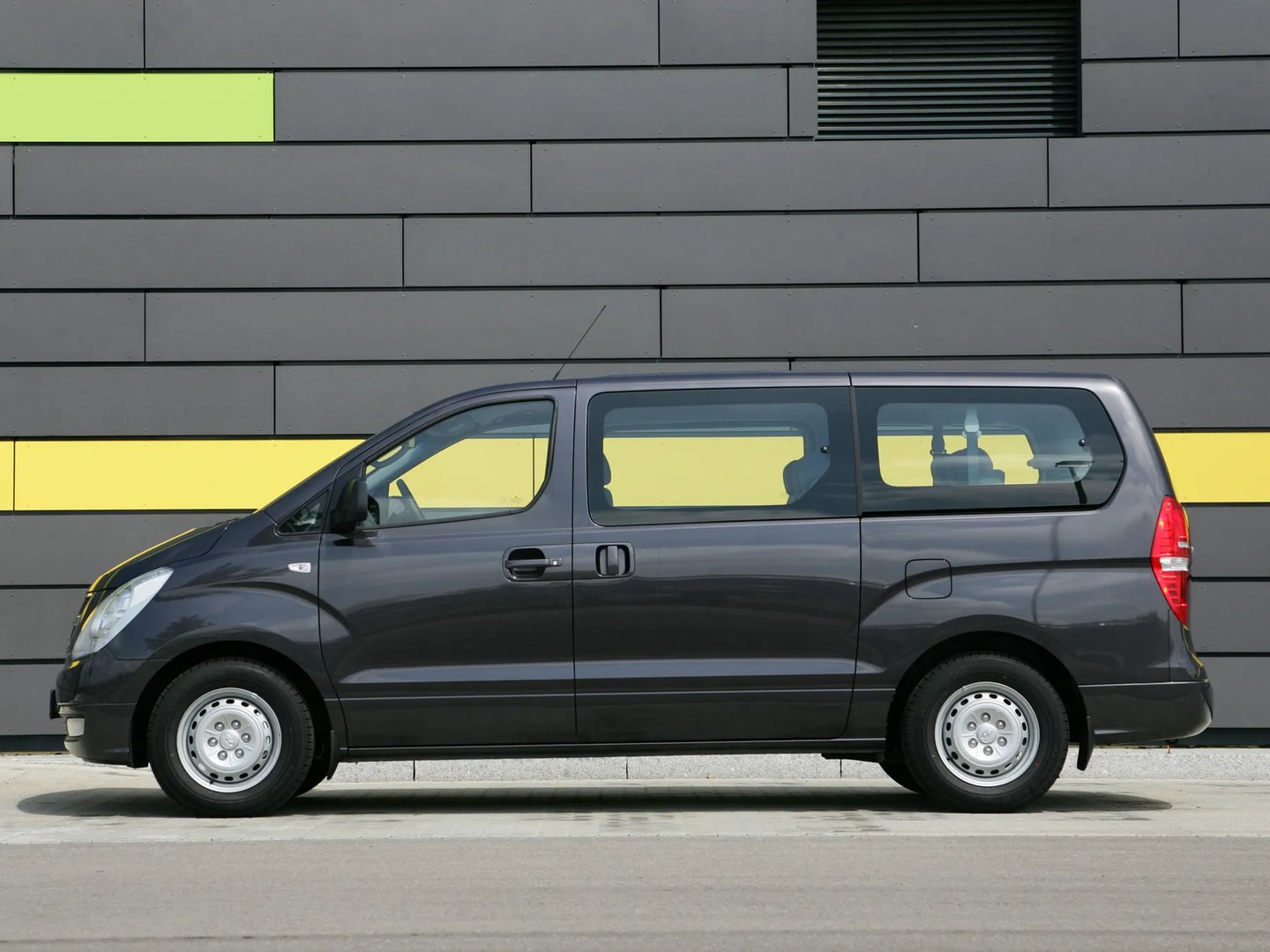 Hyundai_i800_2_generation__Minivan__3.jpg