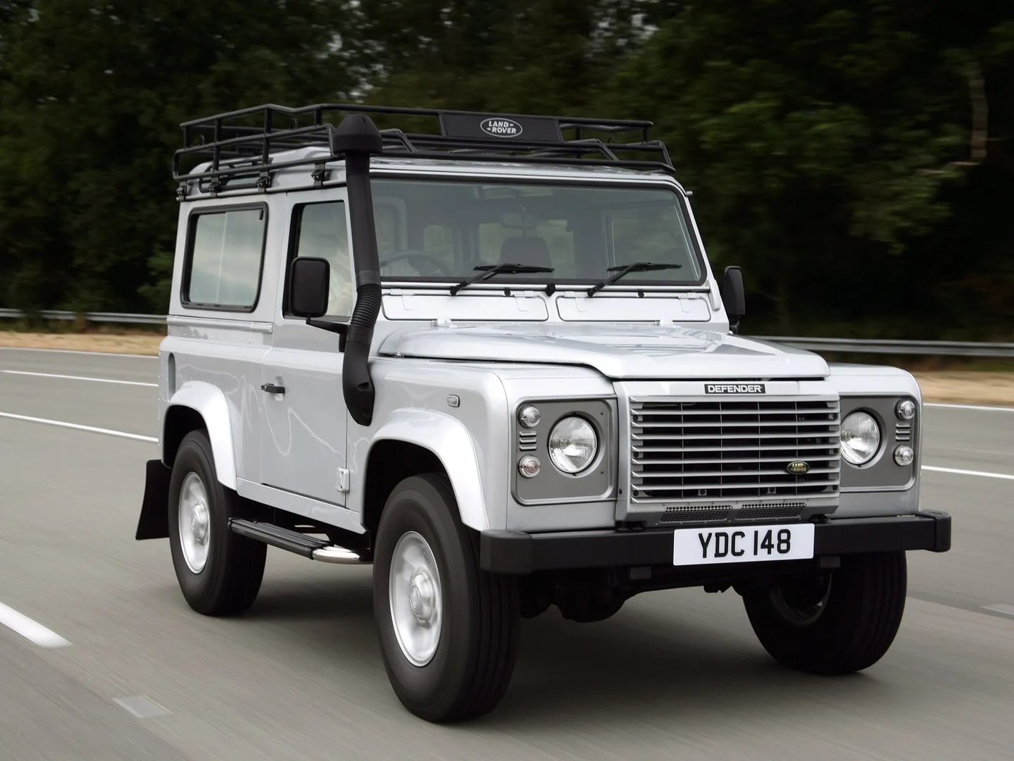 Land Rover_Defender_1_generation__SUV_3-doors__2.jpg