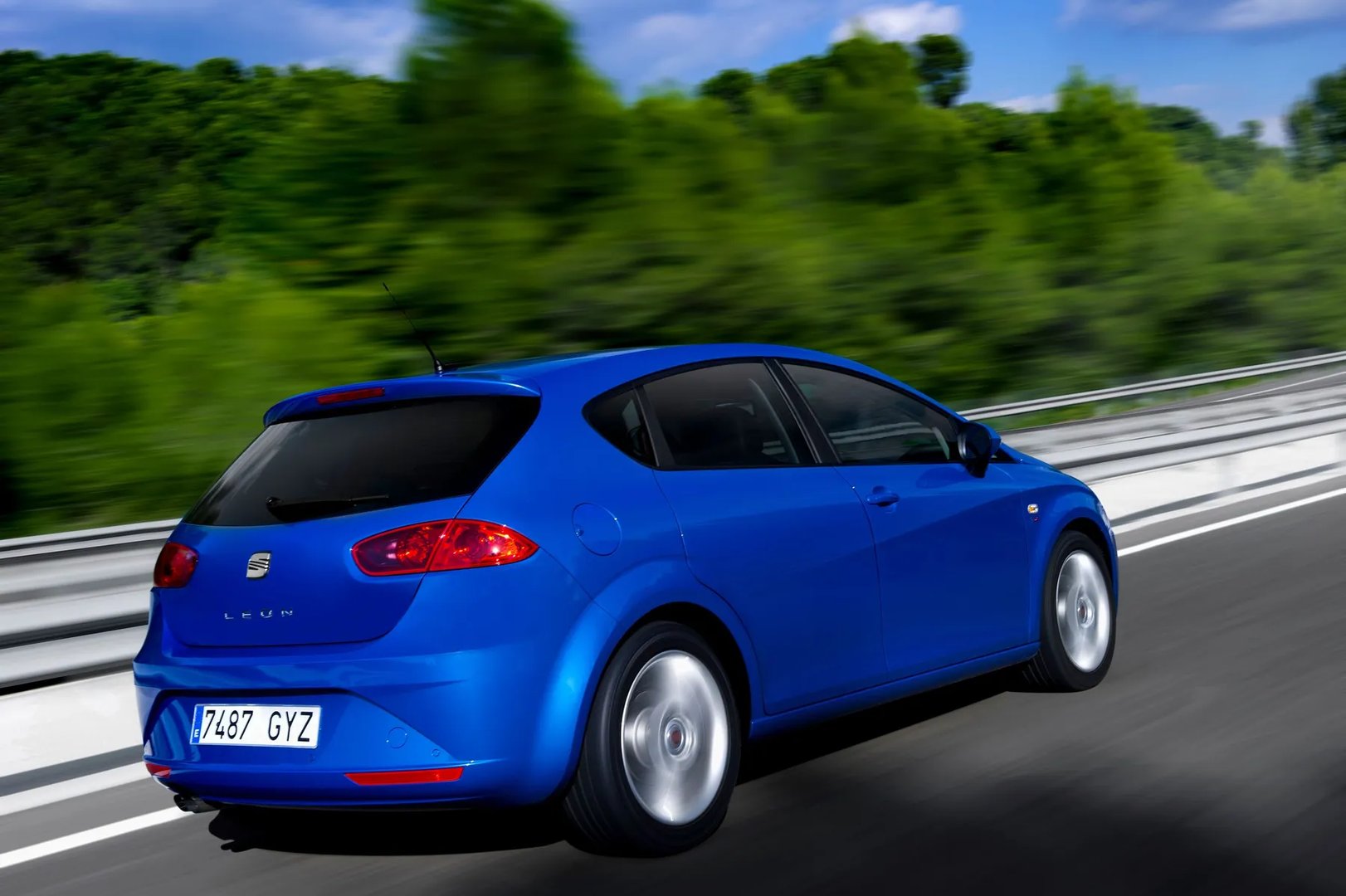 SEAT_Leon_2_generation_restyling__Hatchback_5-door__4.jpg