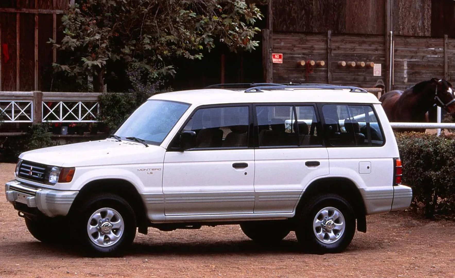 Mitsubishi_Montero_2_generation__SUV_5-doors__1.jpg
