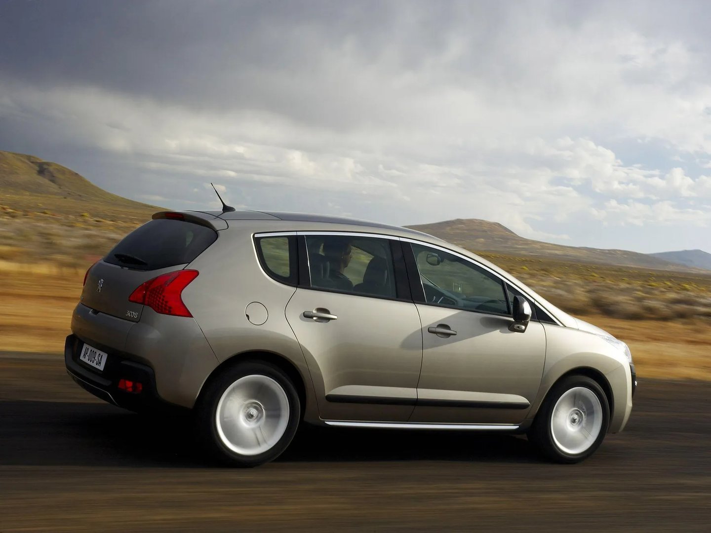 Peugeot_3008_1_generation__SUV_5-doors__12.jpg