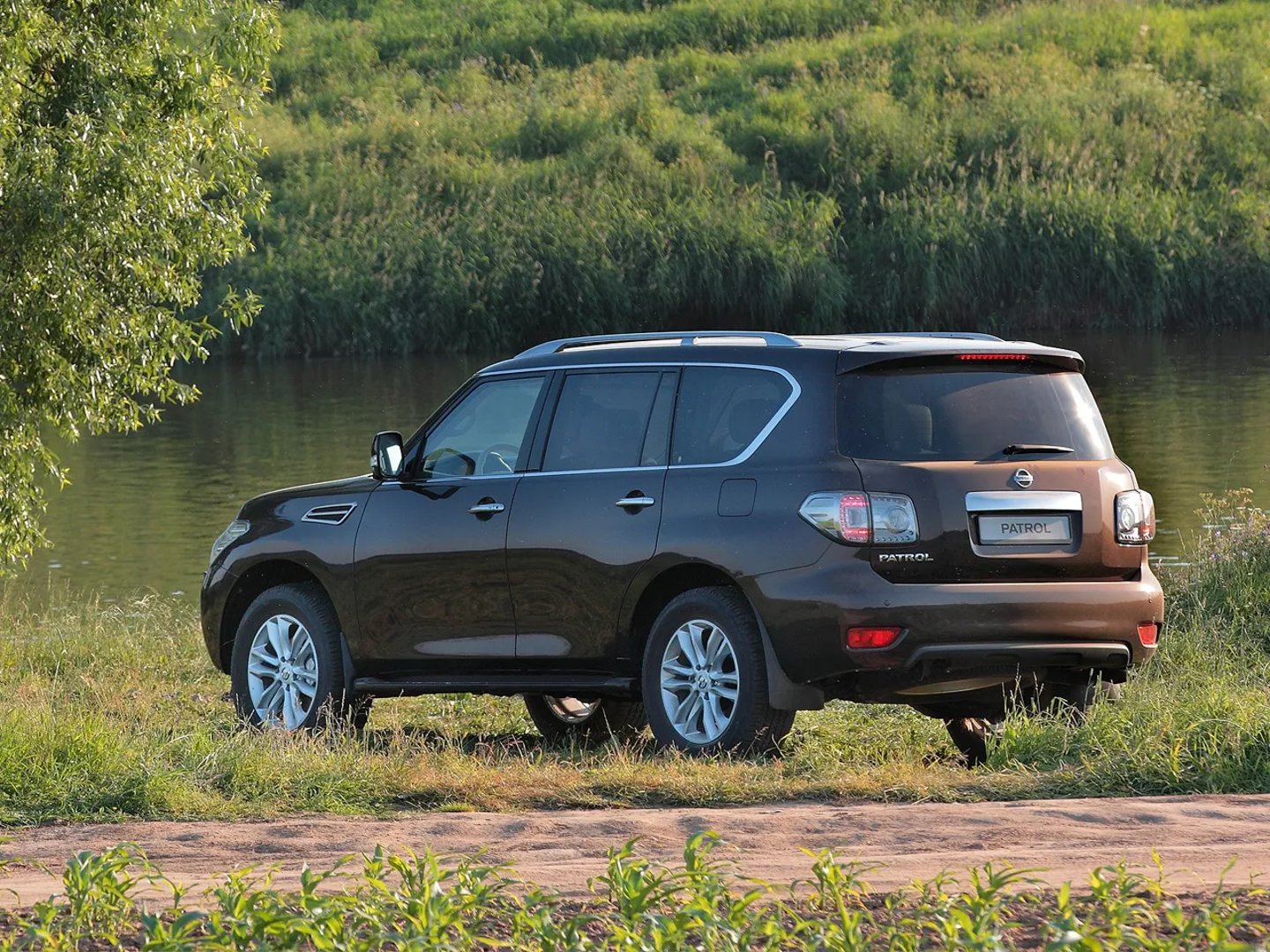 Nissan_Patrol_6_generation__SUV_5-doors__2.jpg