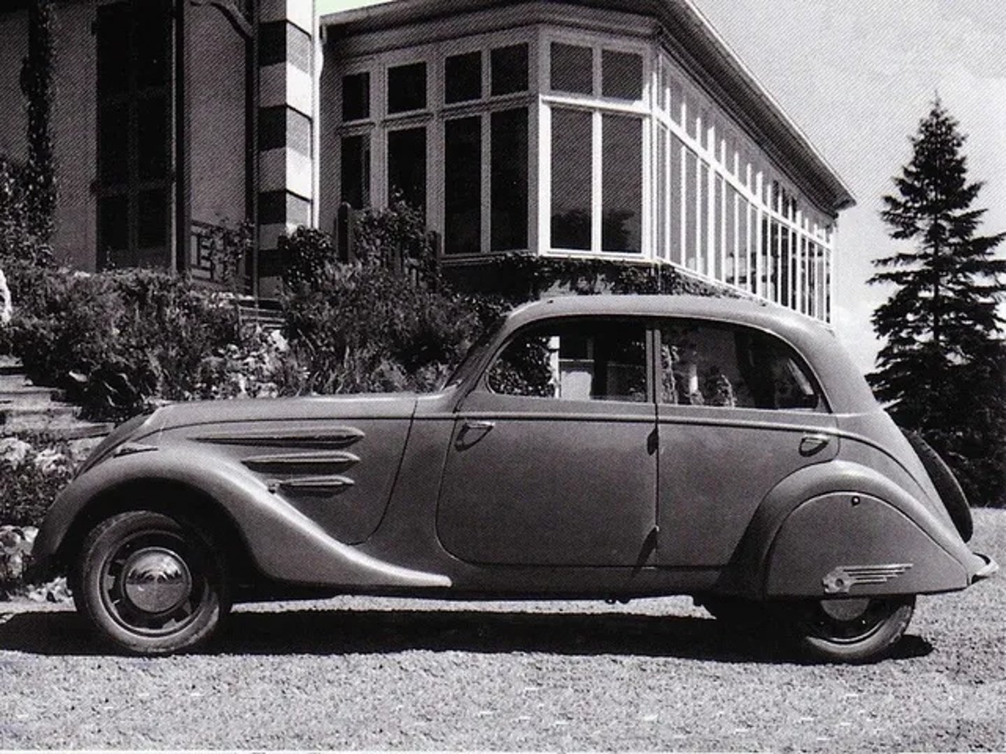 Peugeot_402_1_generation__Sedan__2.jpg