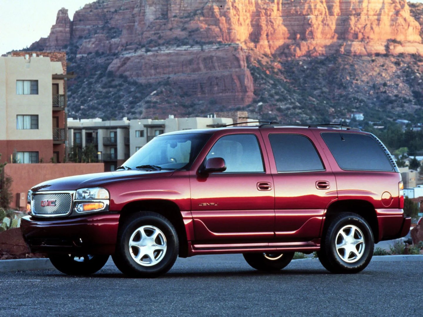 GMC_Yukon_2_generation__SUV_5-doors__1.jpg