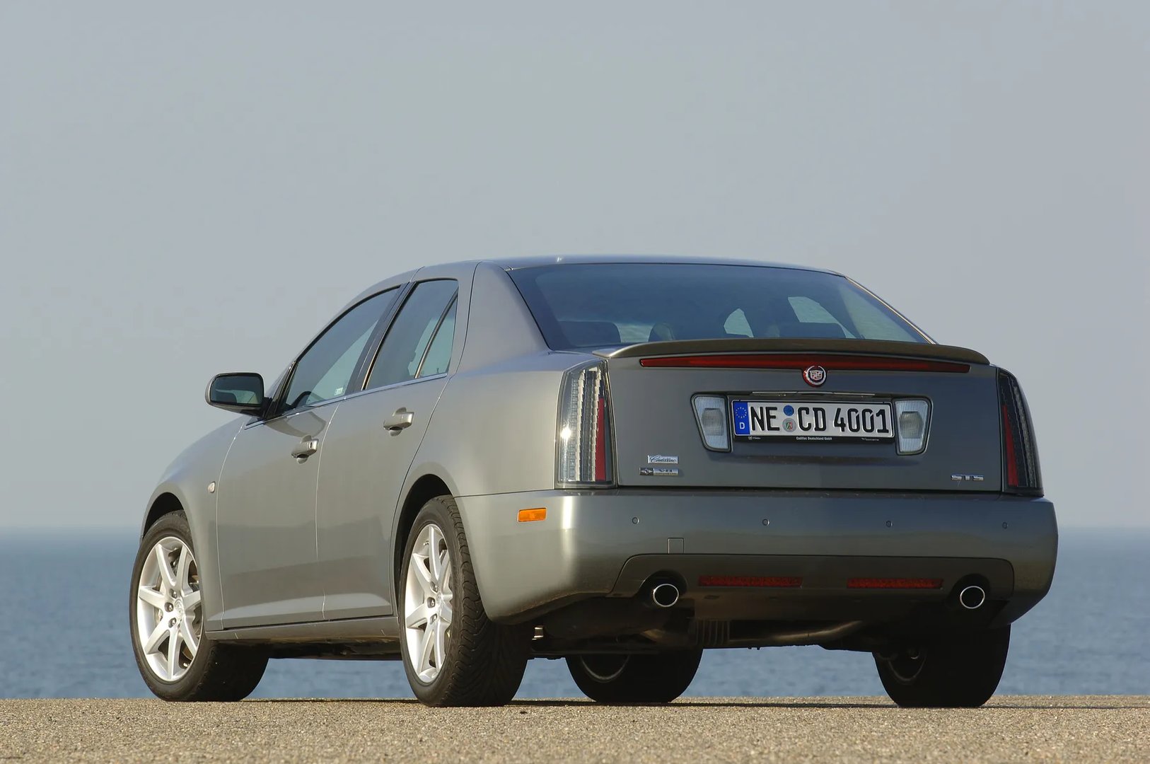 Cadillac_STS_1_generation__Sedan__6.jpg
