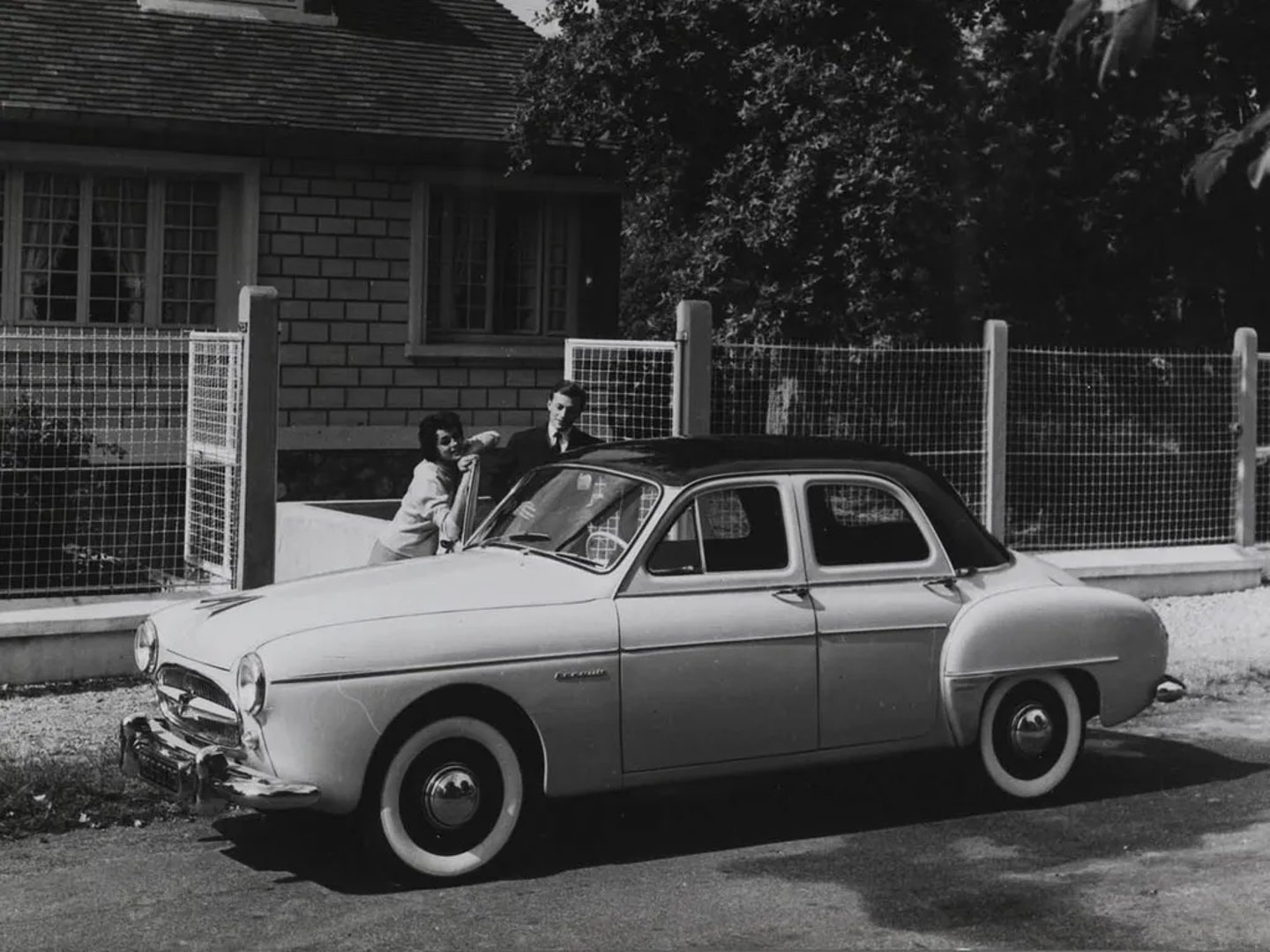 Renault_Fregate_1_generation__Sedan__3.jpg